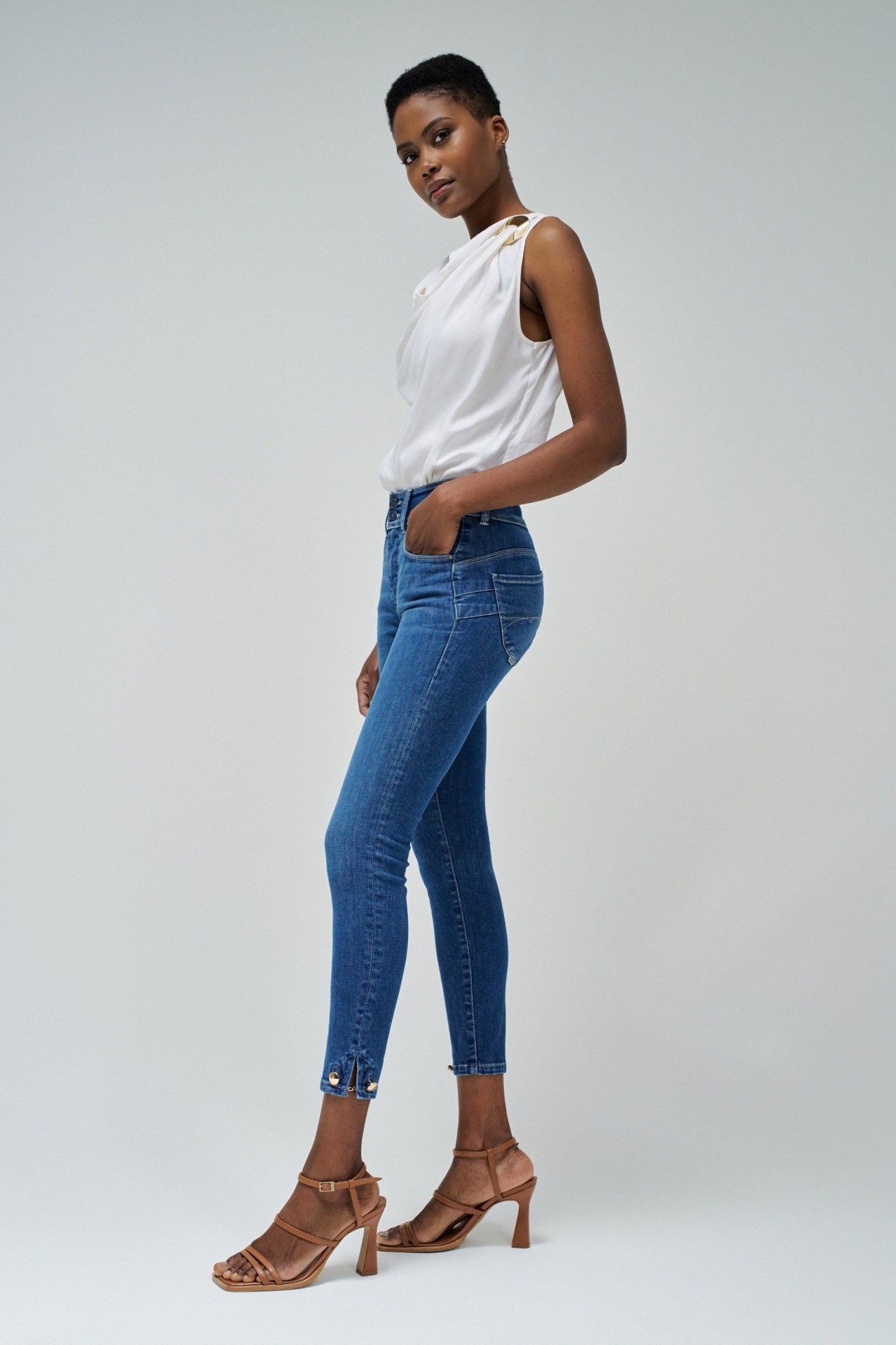 SECRET PUSH IN CROPPED SKINNY JEANS