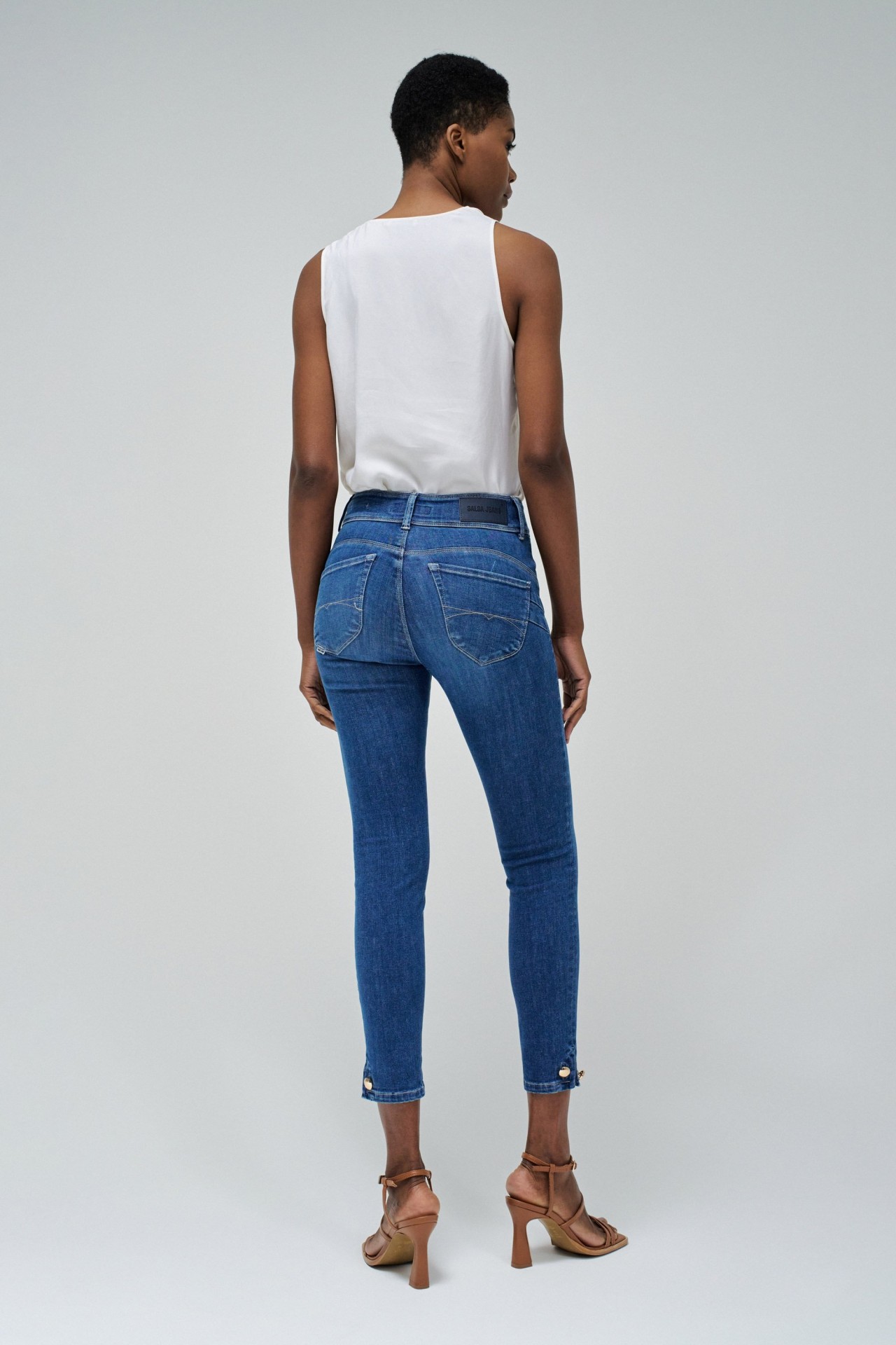 SECRET PUSH IN CROPPED SKINNY JEANS