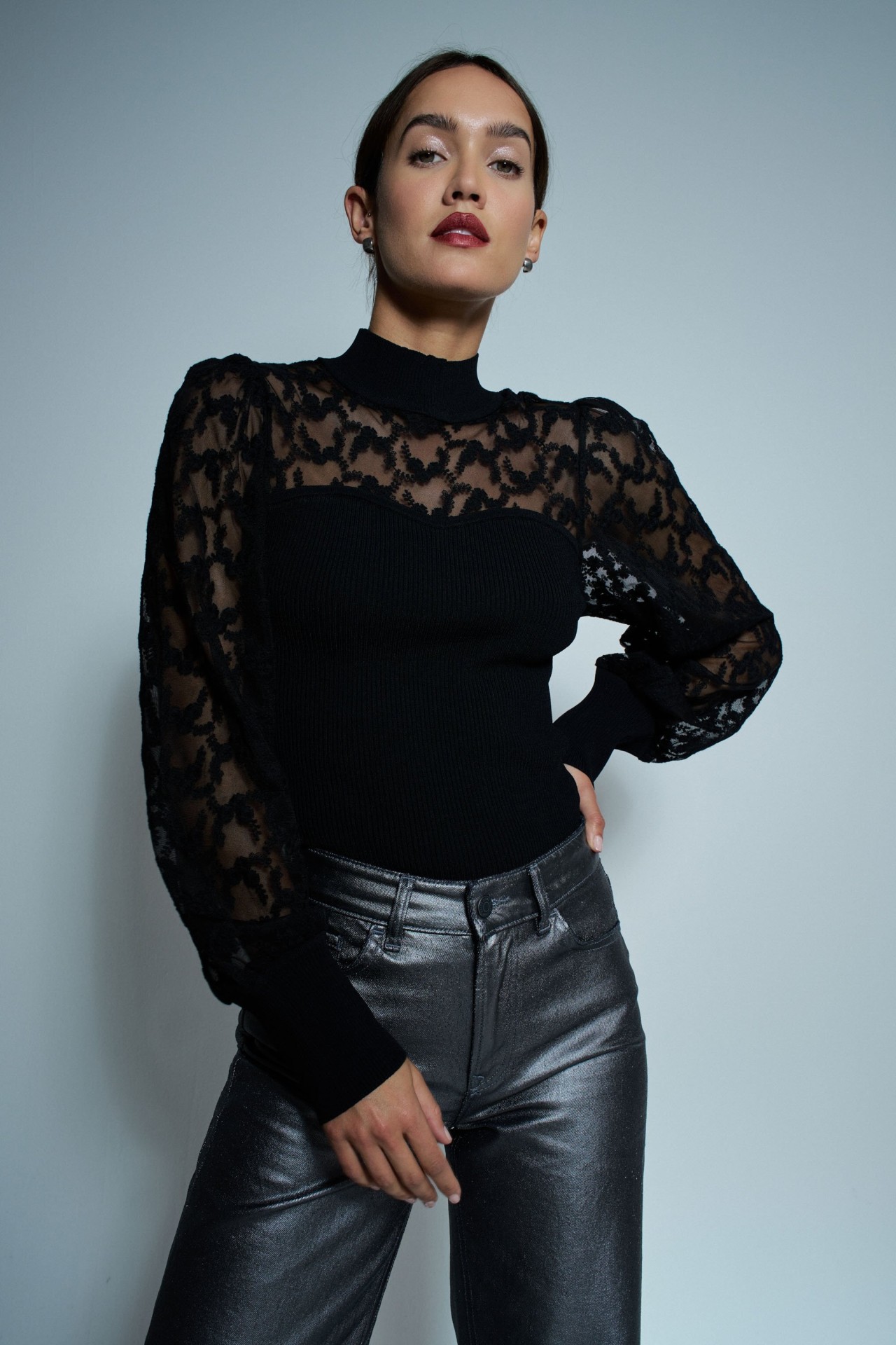 CAMISETA CON CUELLO Y DETALLES DE ENCAJE