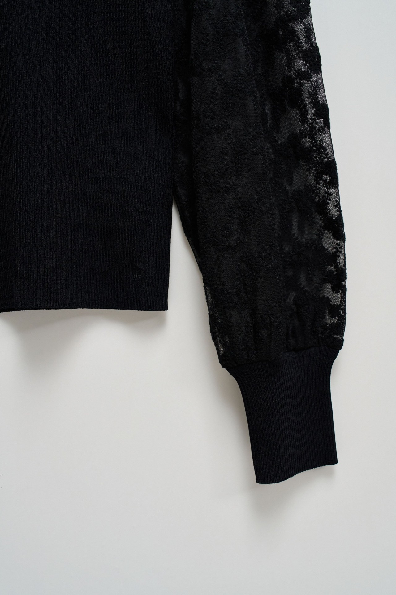 CAMISETA CON CUELLO Y DETALLES DE ENCAJE