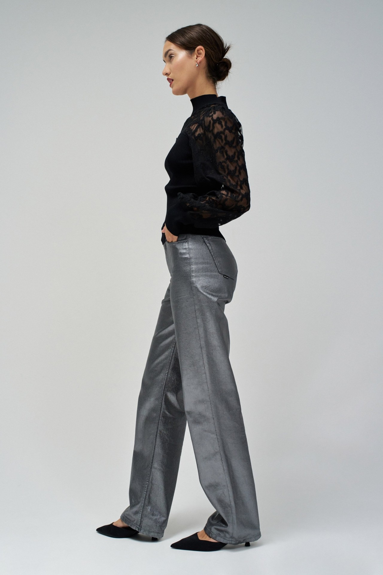 CAMISETA CON CUELLO Y DETALLES DE ENCAJE