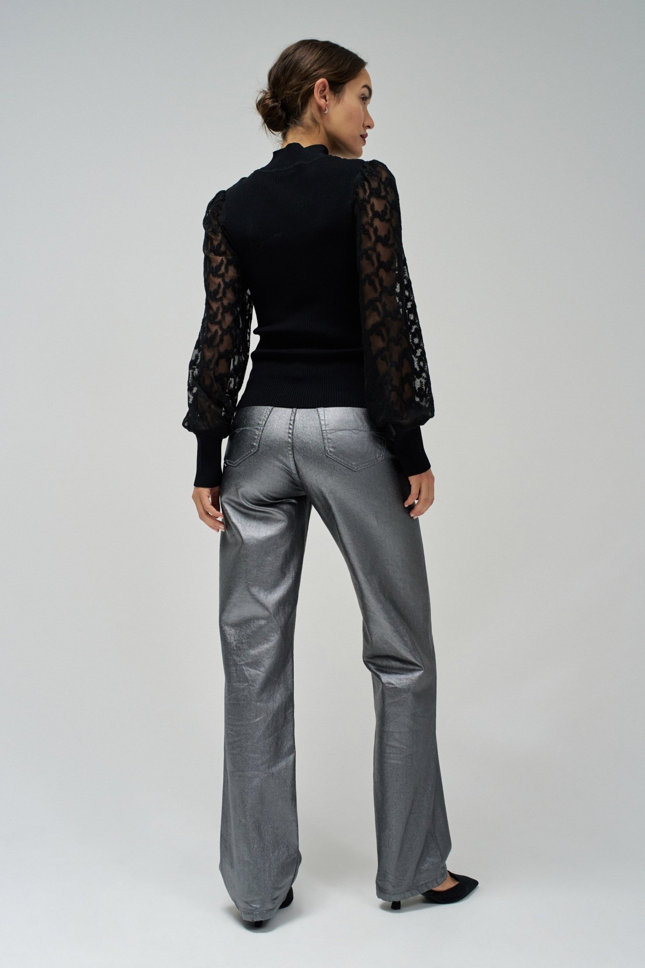 CAMISETA CON CUELLO Y DETALLES DE ENCAJE