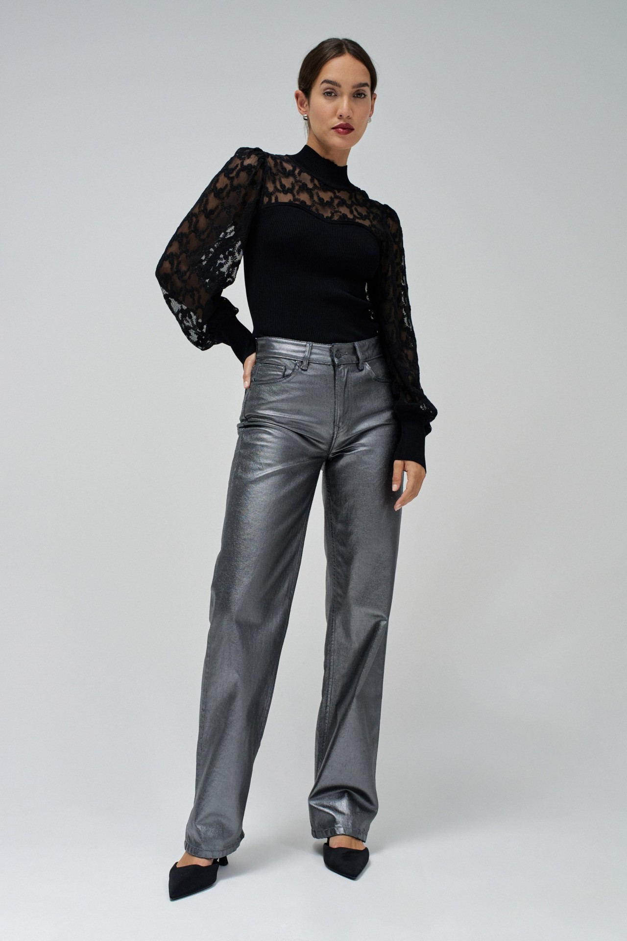 CAMISETA CON CUELLO Y DETALLES DE ENCAJE