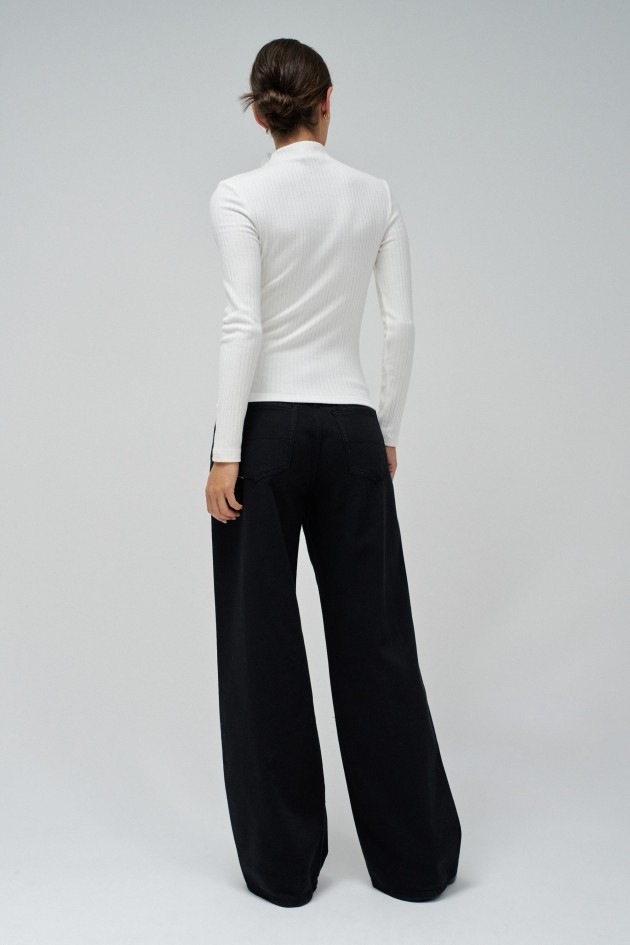 CAMISETA CON DETALLE DE FLORES EN EL CUELLO