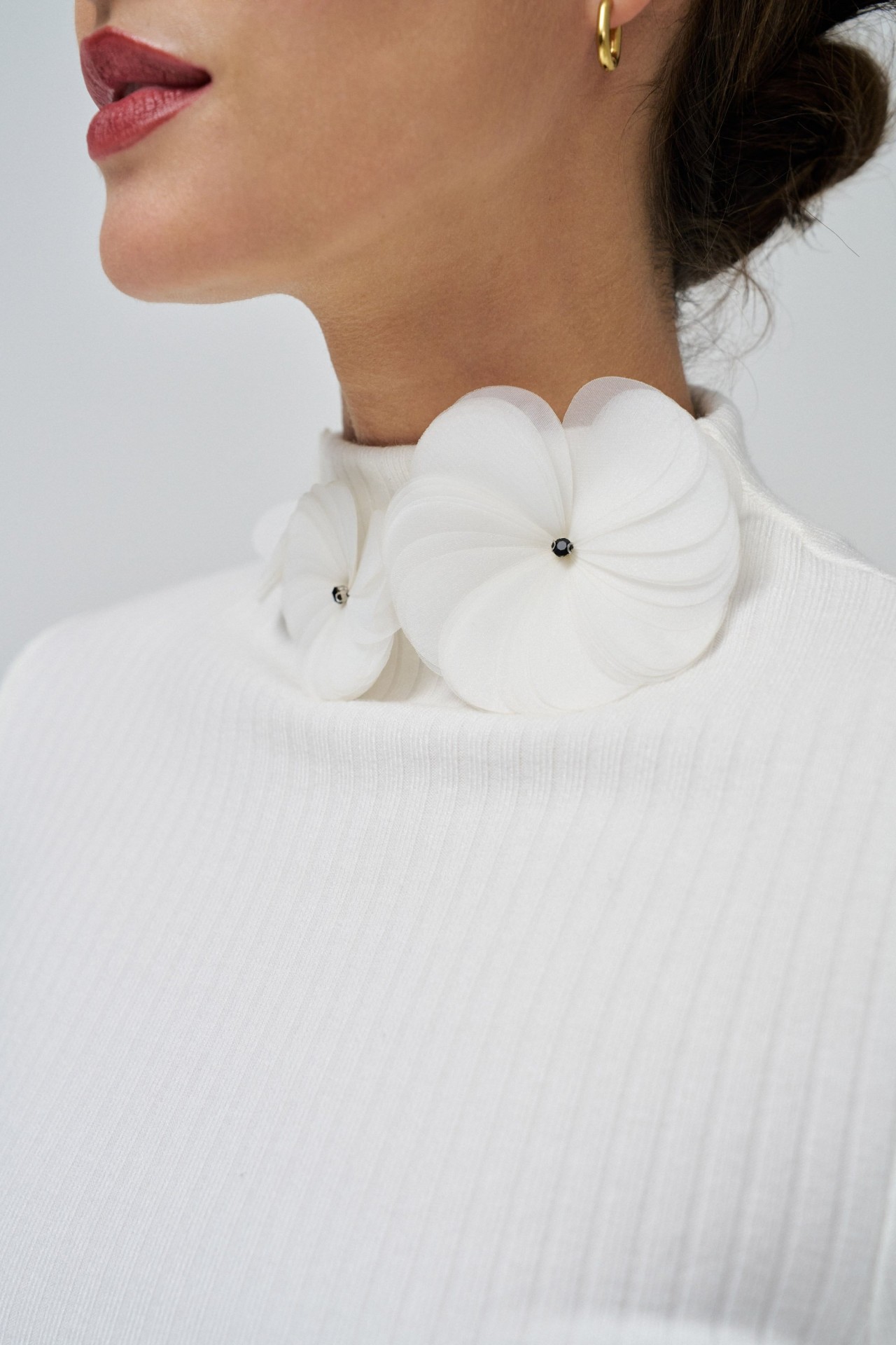 CAMISOLA COM DETALHE DE FLORES NA GOLA