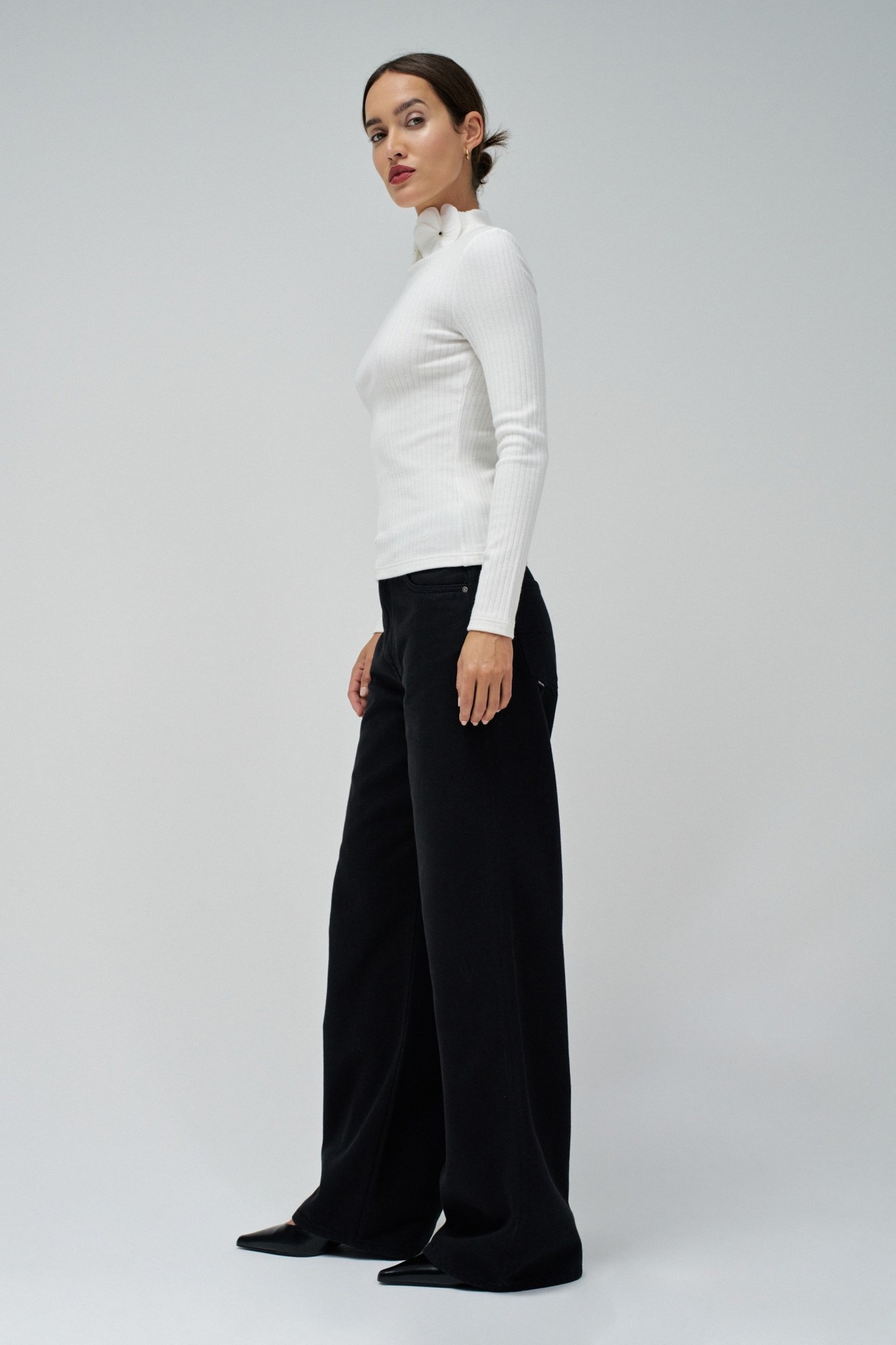 CAMISOLA COM DETALHE DE FLORES NA GOLA