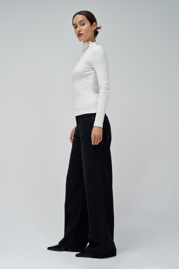 CAMISETA CON DETALLE DE FLORES EN EL CUELLO