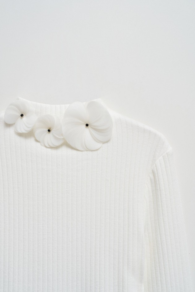 CAMISETA CON DETALLE DE FLORES EN EL CUELLO