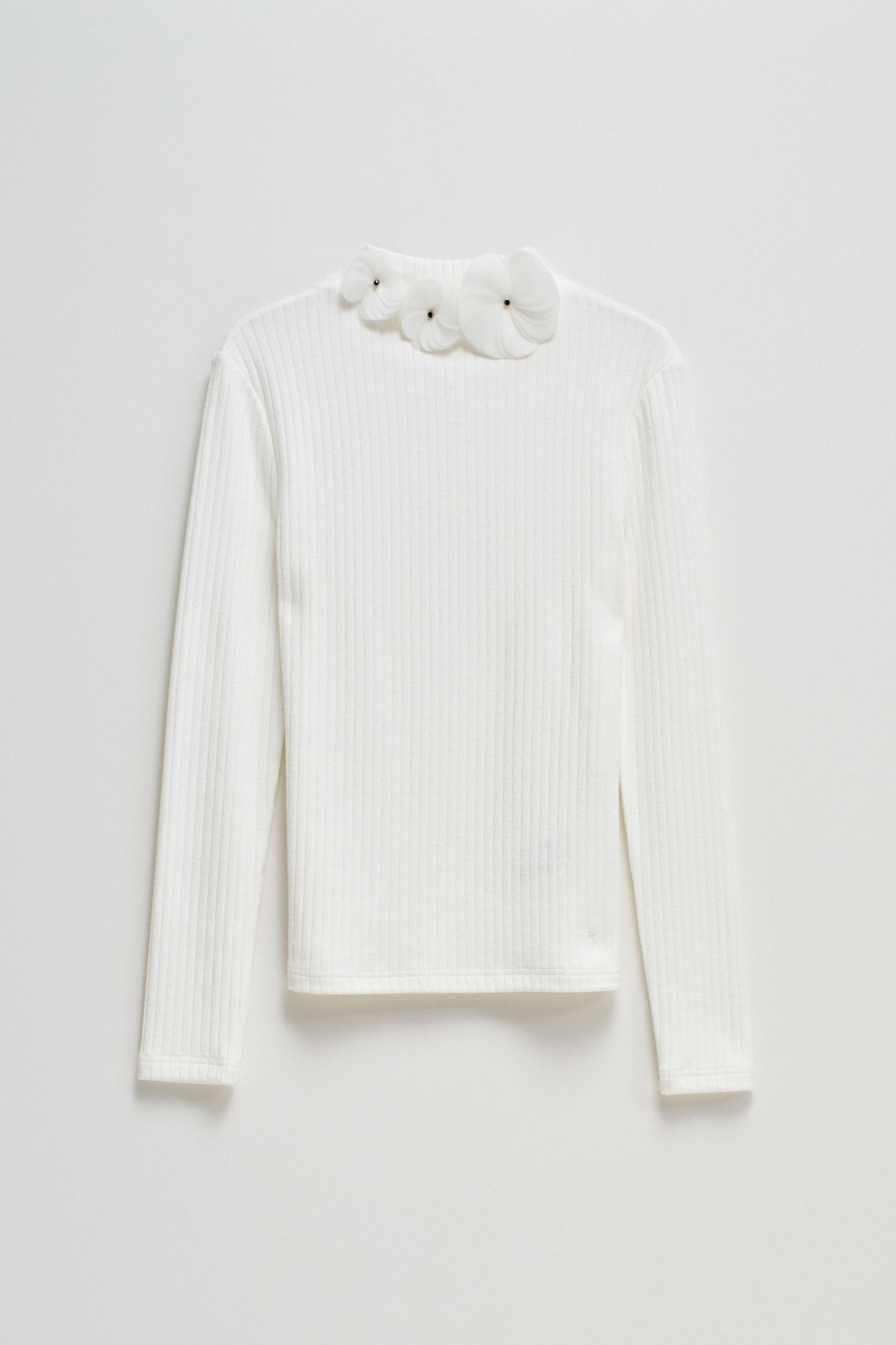 CAMISOLA COM DETALHE DE FLORES NA GOLA