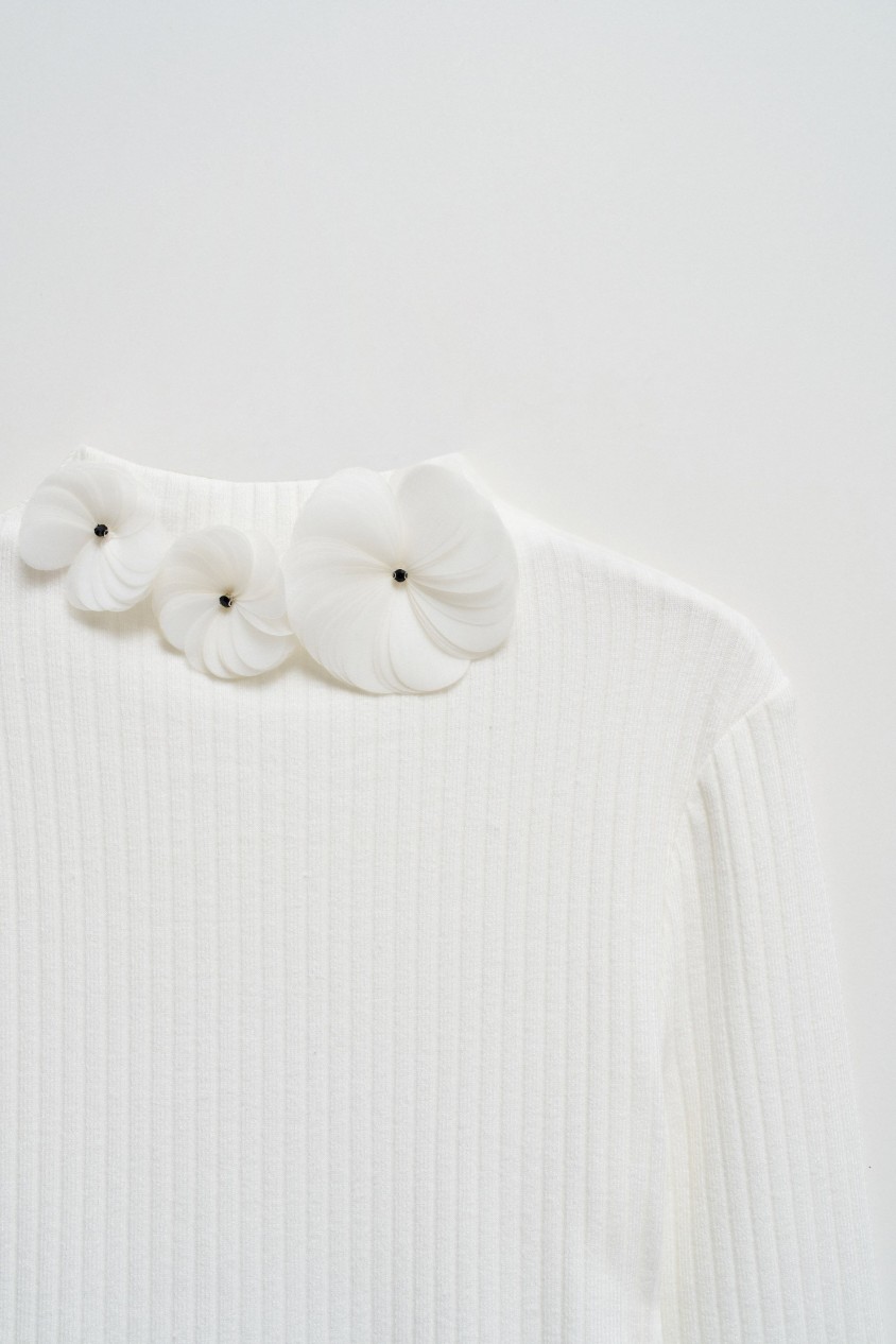 JUMPER WITH FLOWER DETAIL ON THE NECK