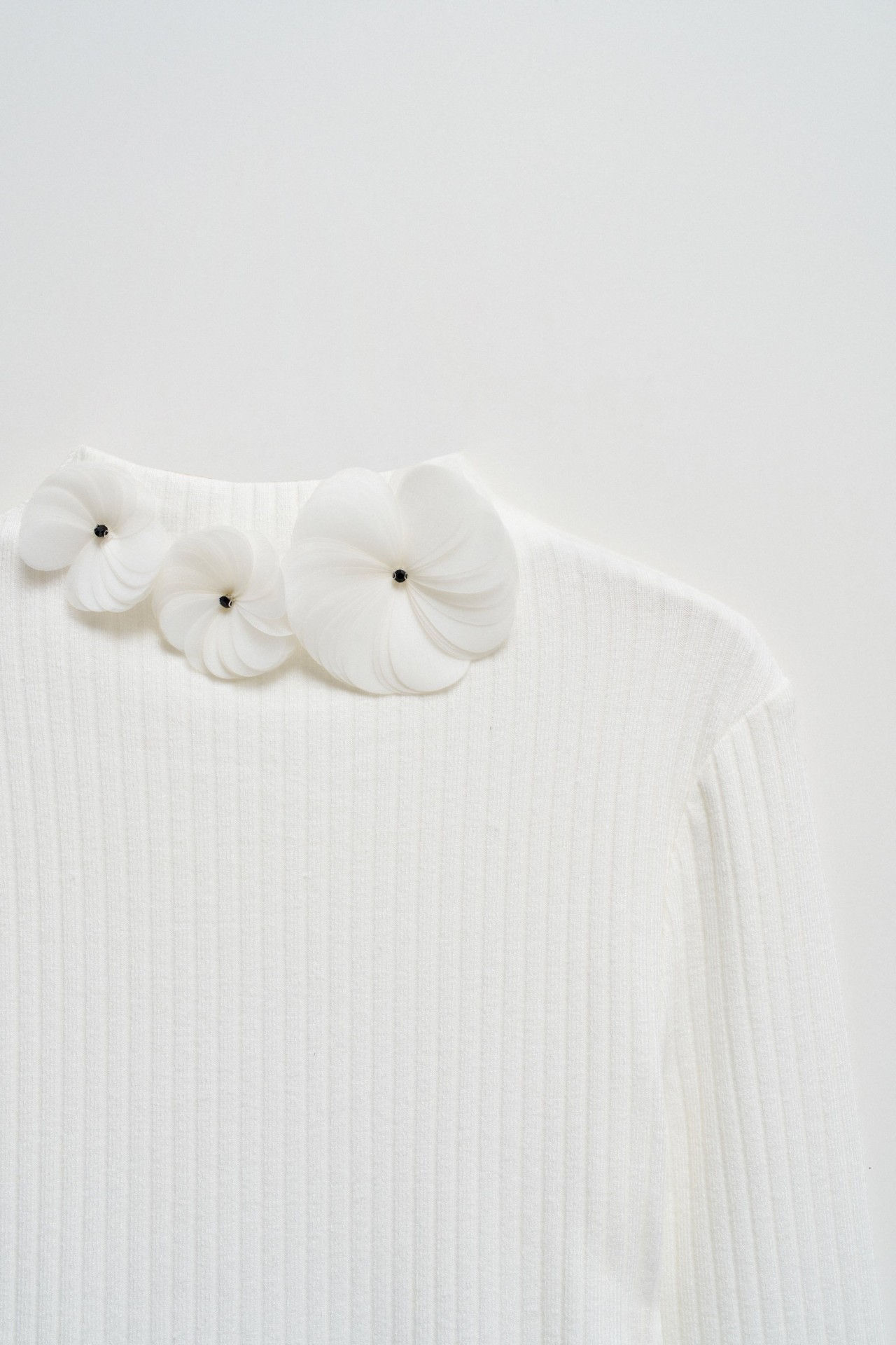 CAMISOLA COM DETALHE DE FLORES NA GOLA