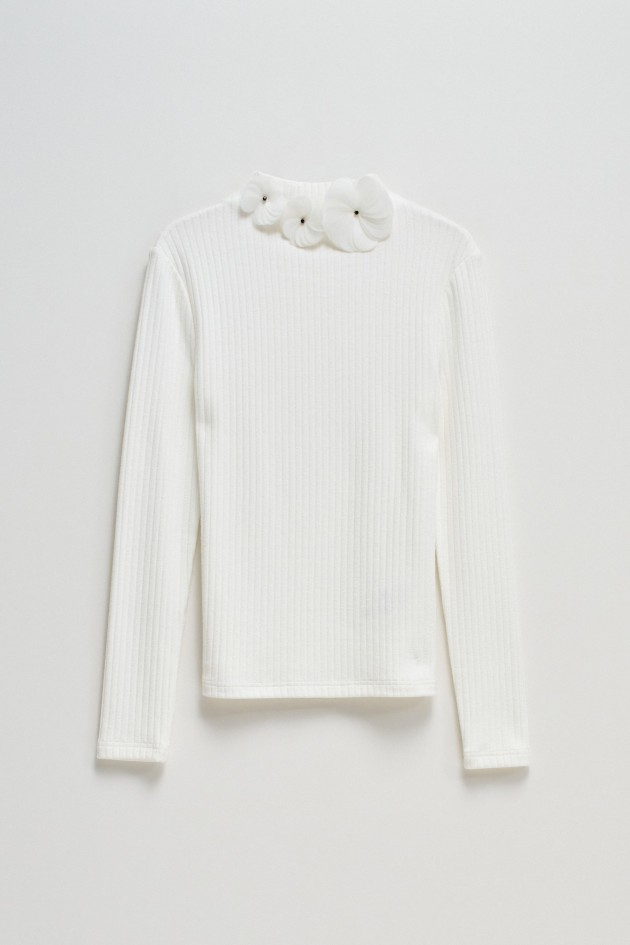 CAMISETA CON DETALLE DE FLORES EN EL CUELLO