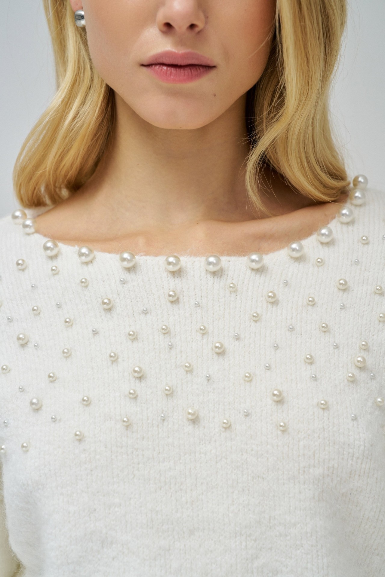 SWEATER WITH PEARLS