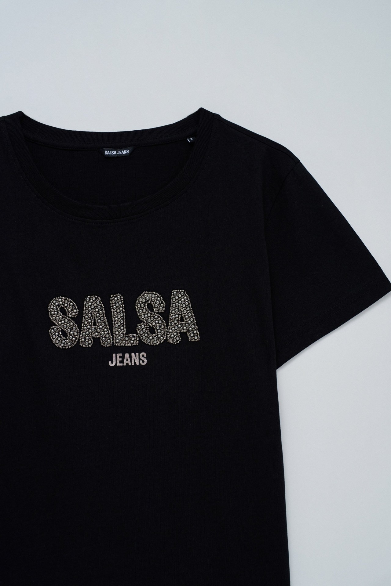 T-SHIRT MIT BRANDING