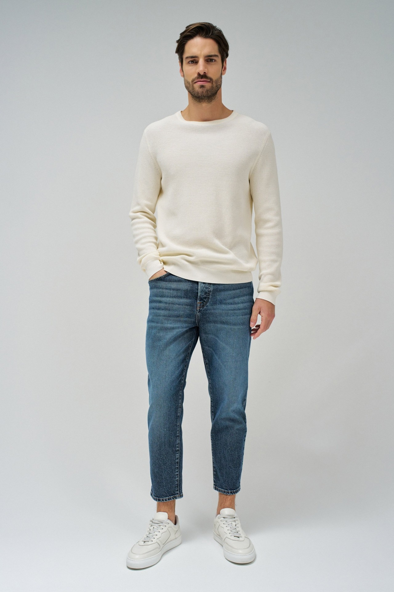 TAPERED FIT JEANS
