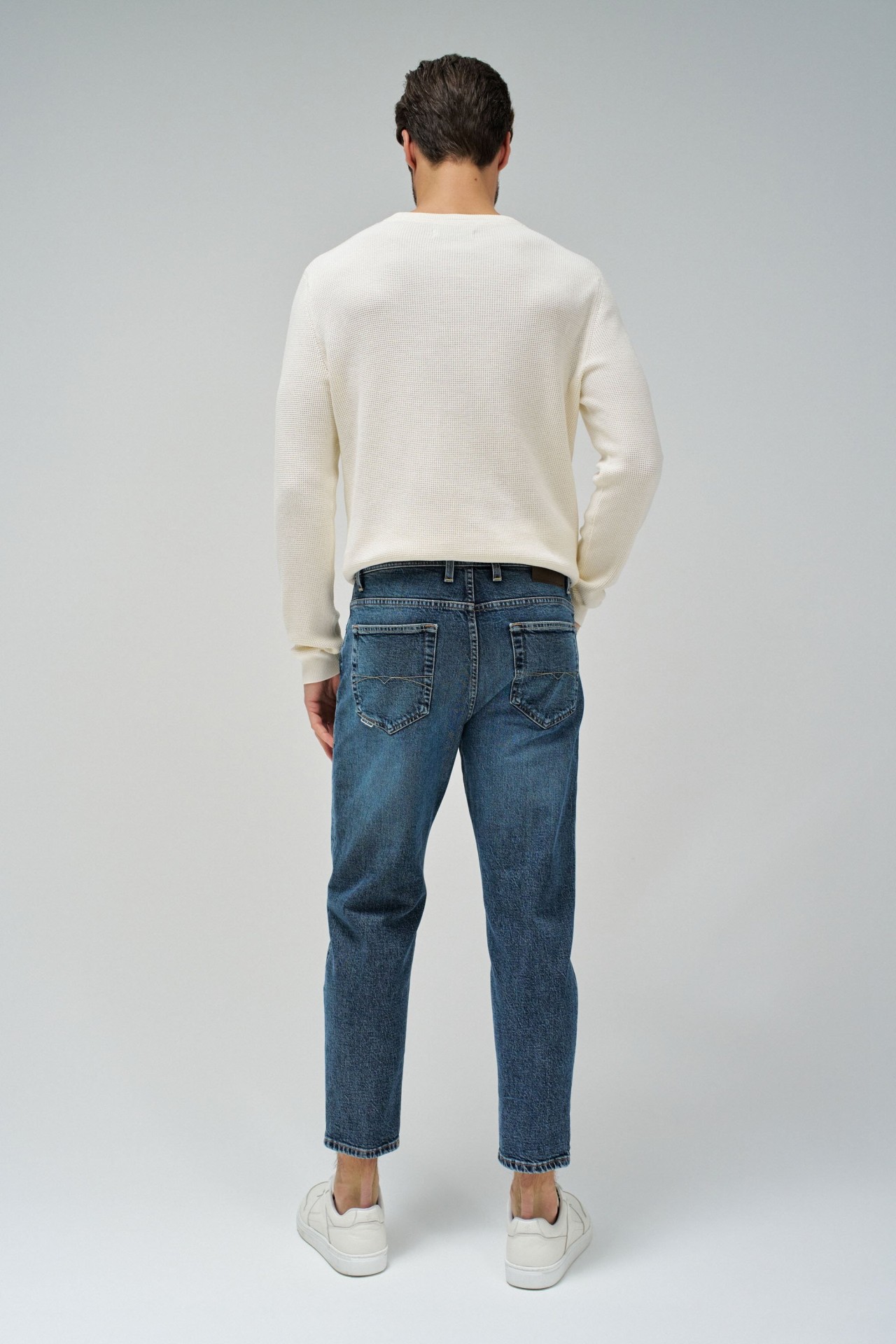 TAPERED FIT JEANS
