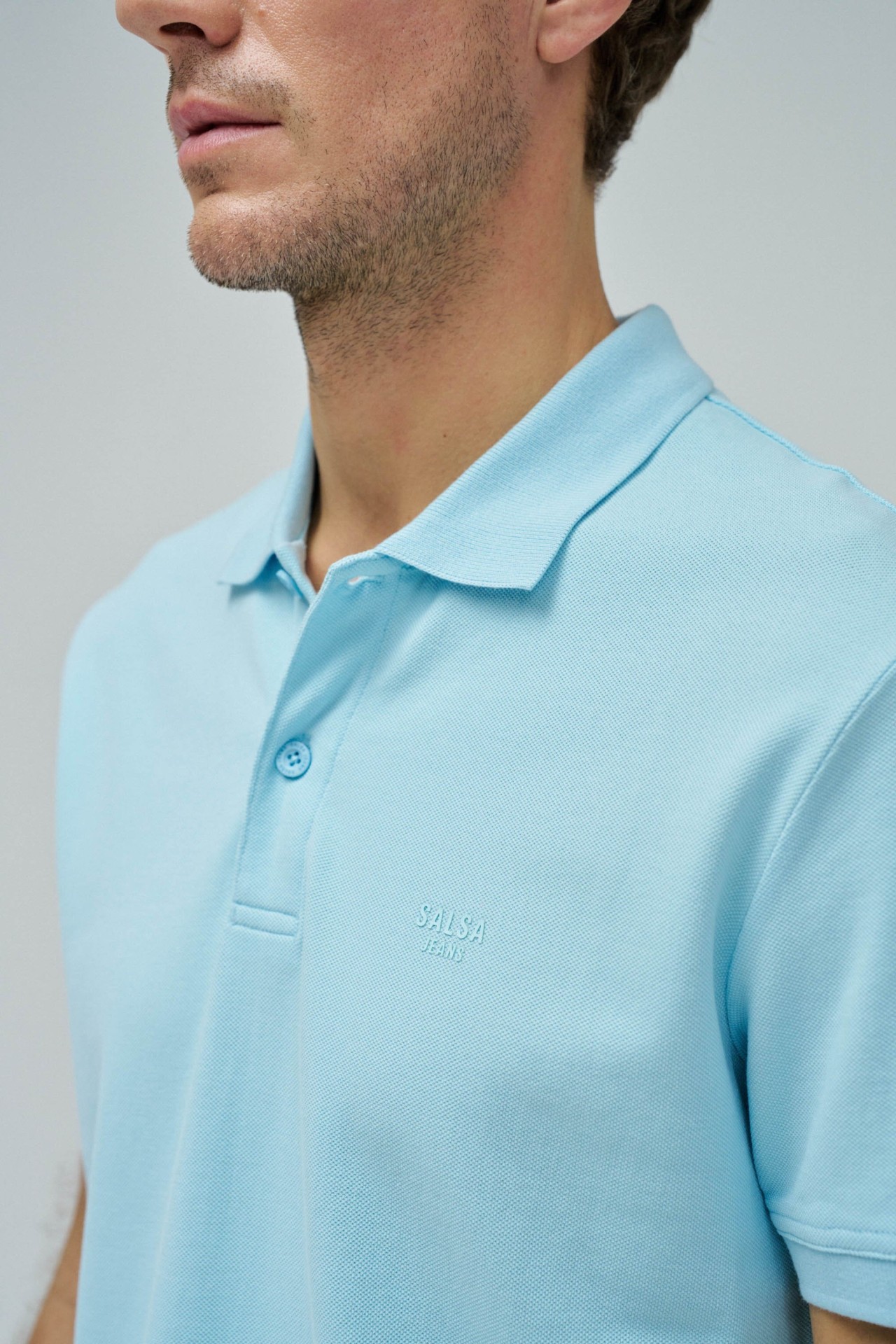 POLO CON DETALLE DE BRANDING