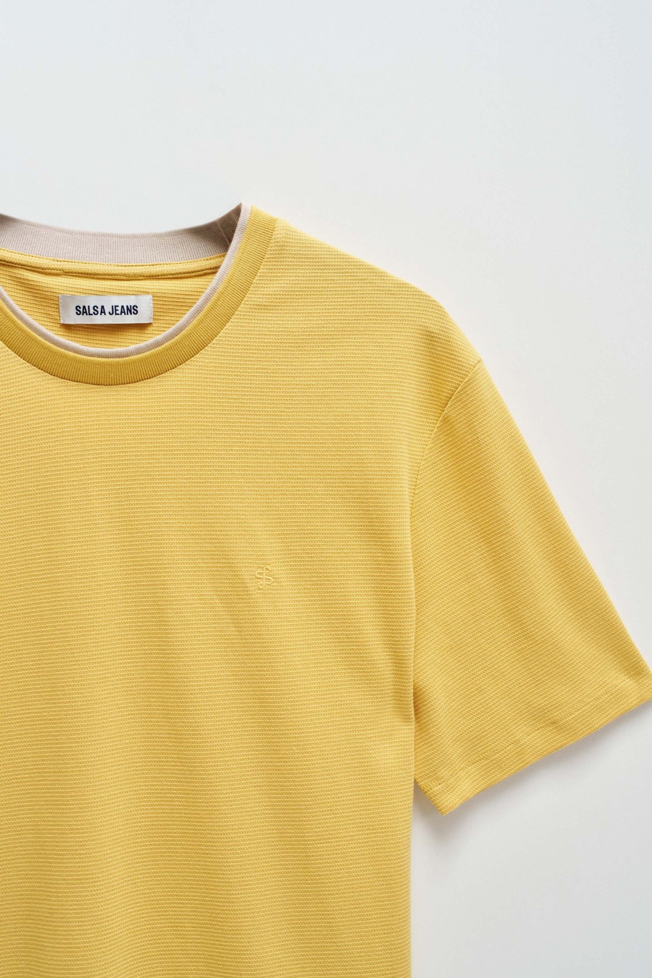 CAMISETA CON TEXTURA