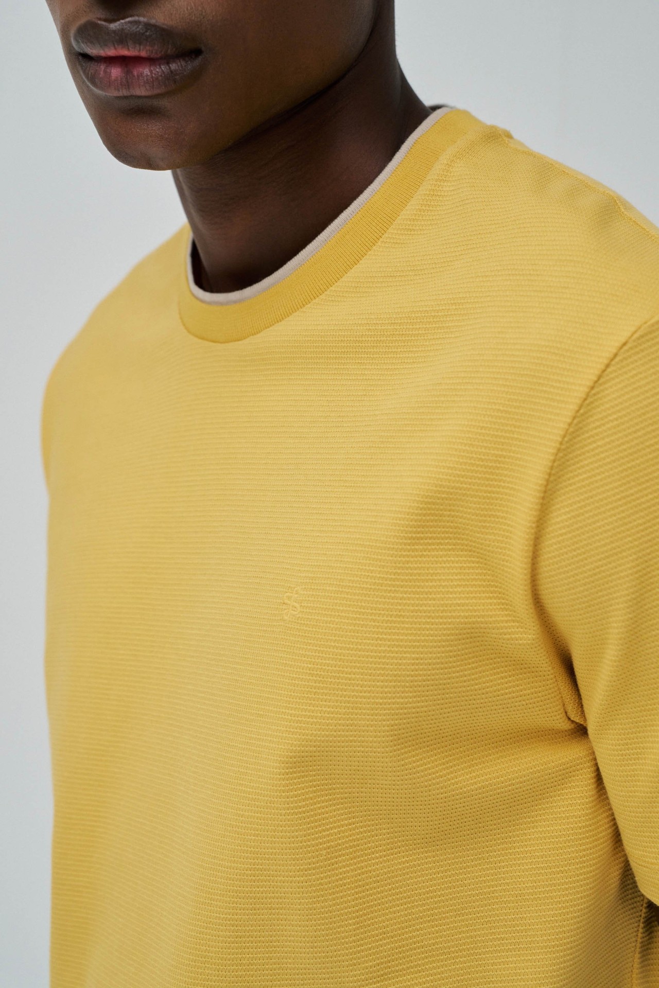 CAMISETA CON TEXTURA