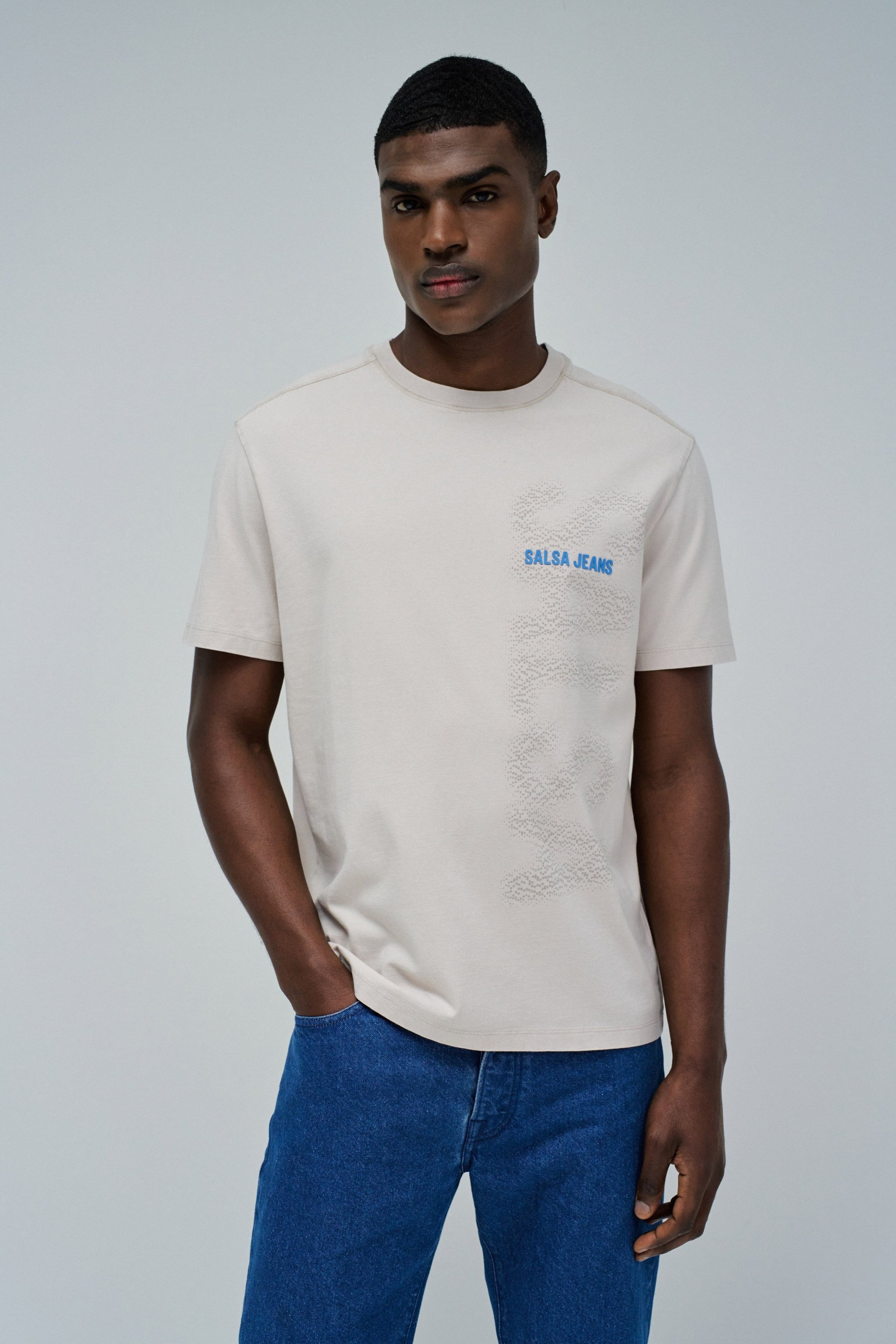 T-SHIRT MIT BRANDING