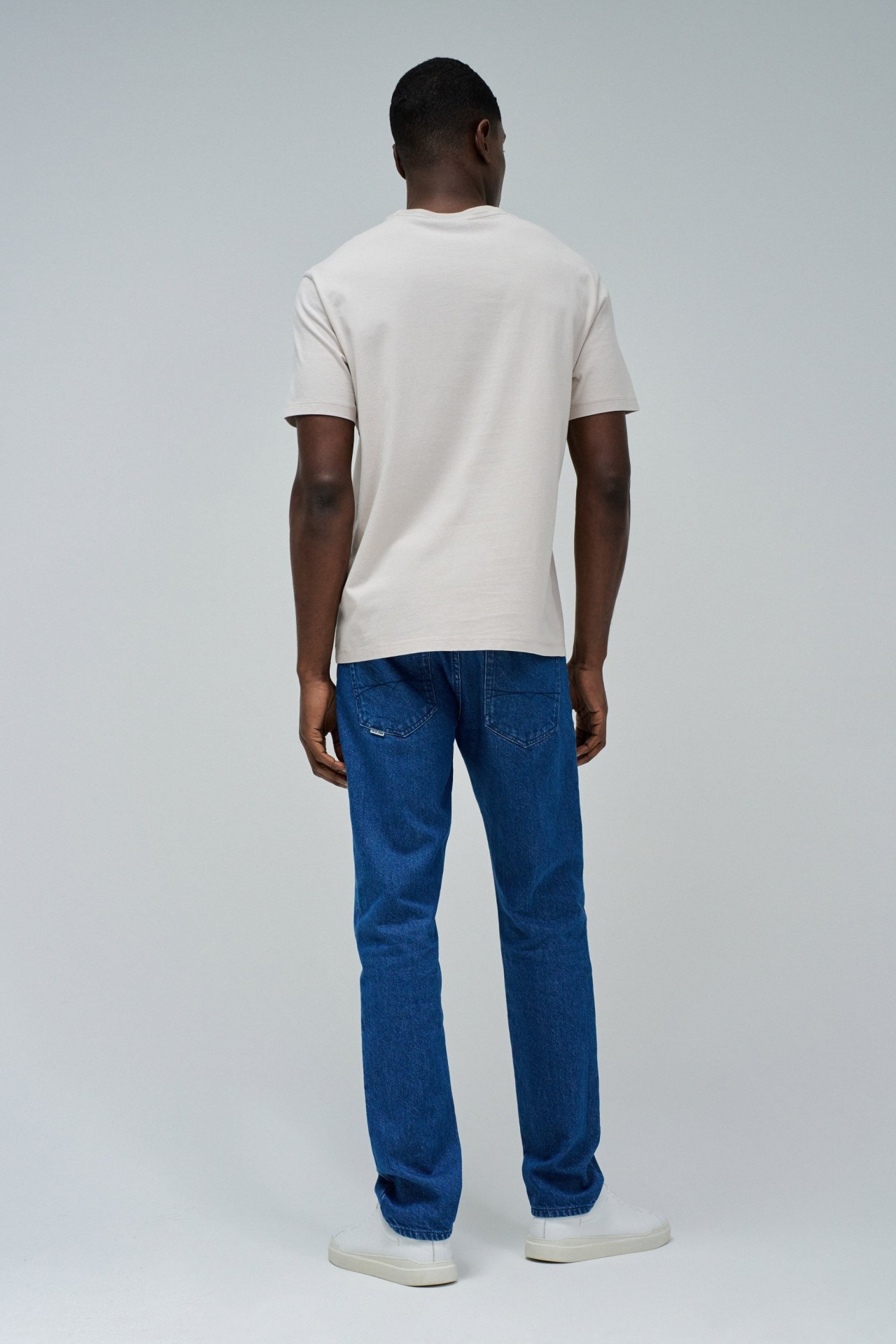 T-SHIRT AVEC LOGO