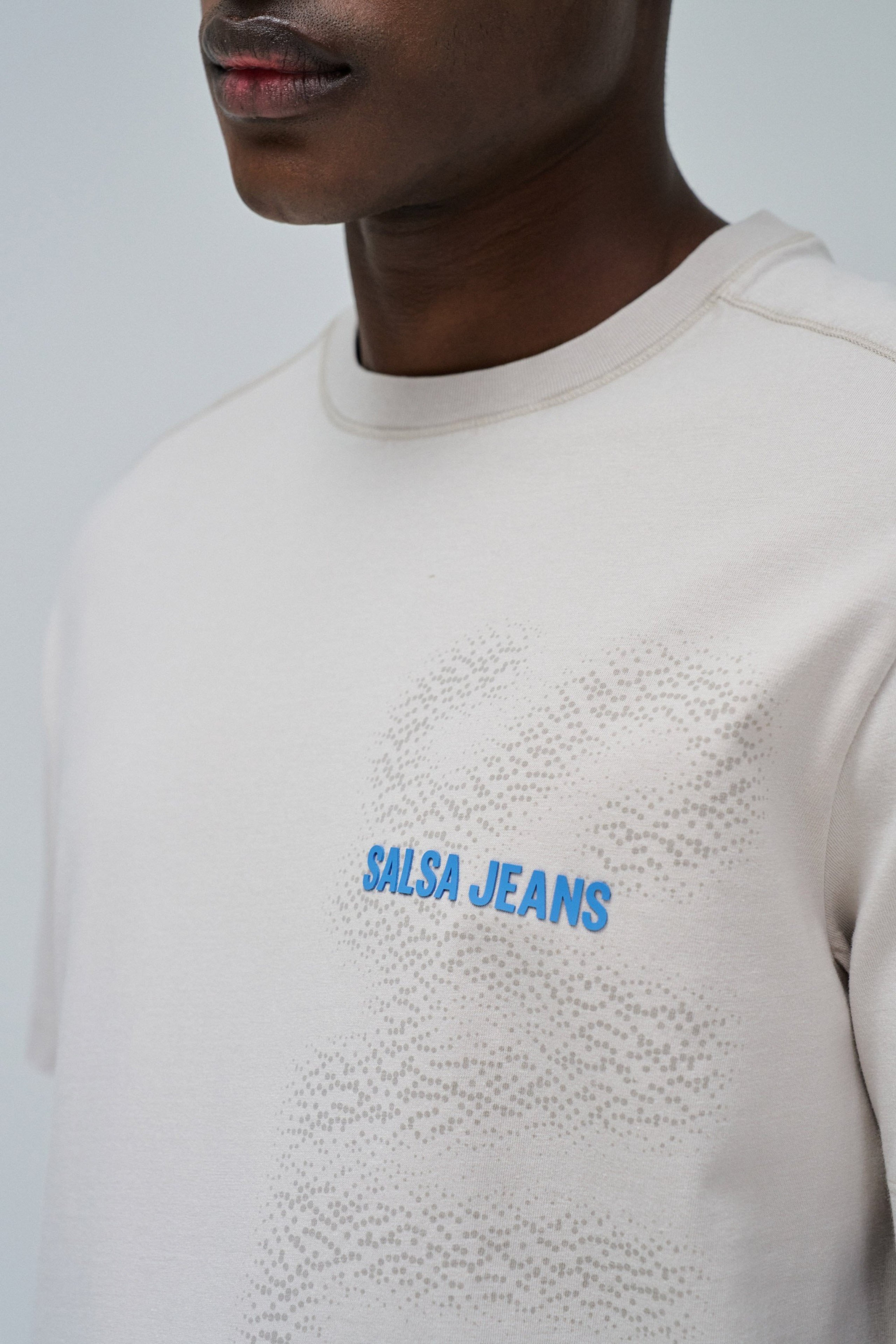 T-SHIRT MIT BRANDING