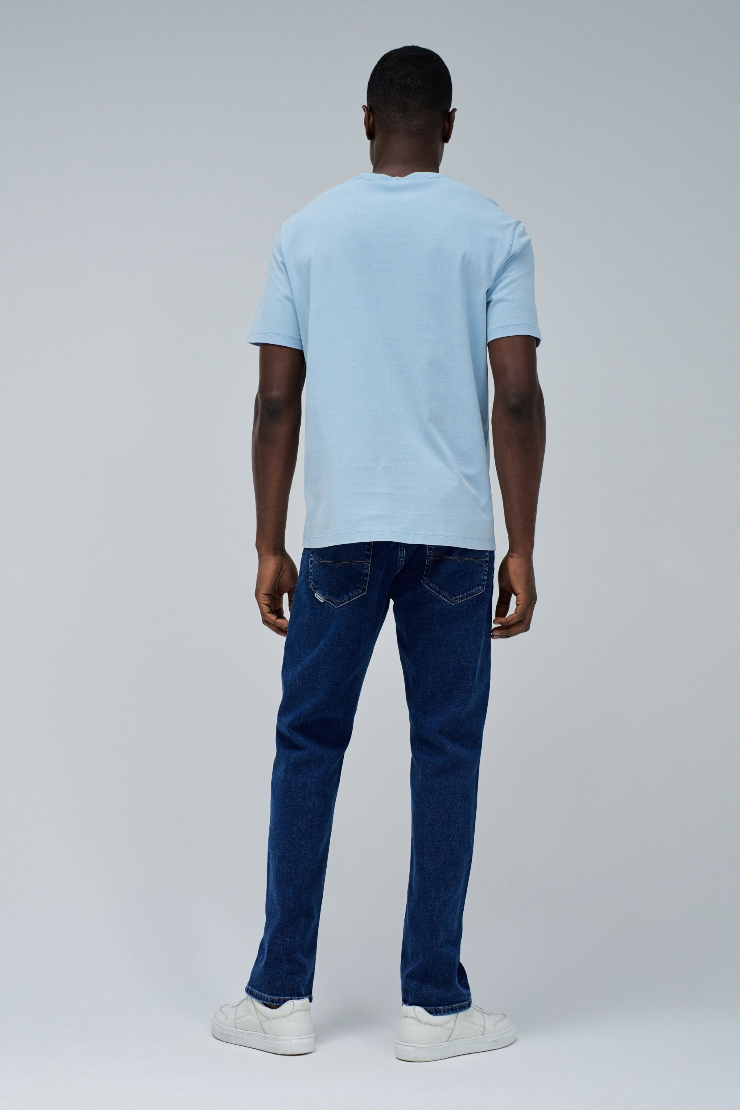 T-SHIRT MIT BRANDING