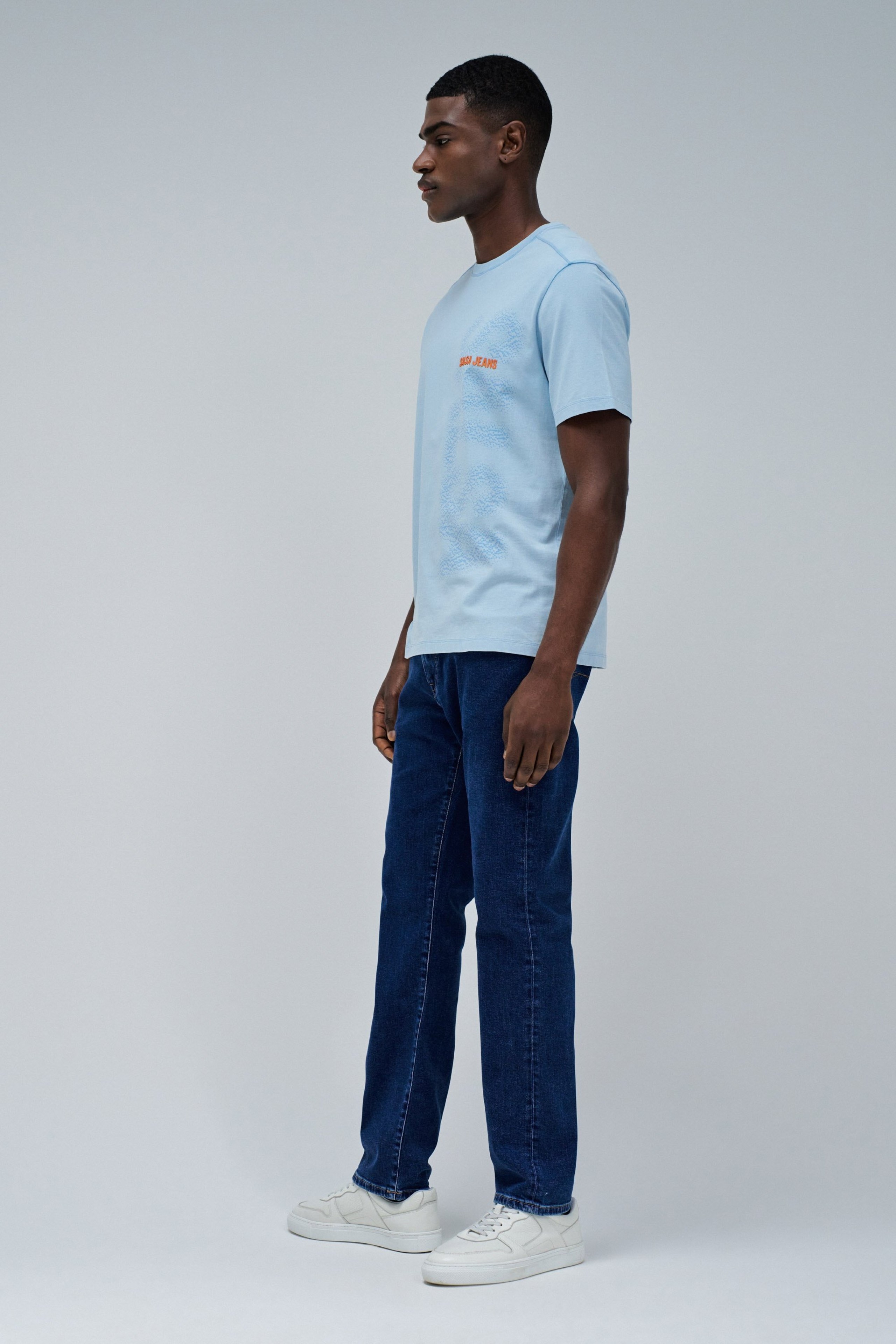 T-SHIRT MIT BRANDING