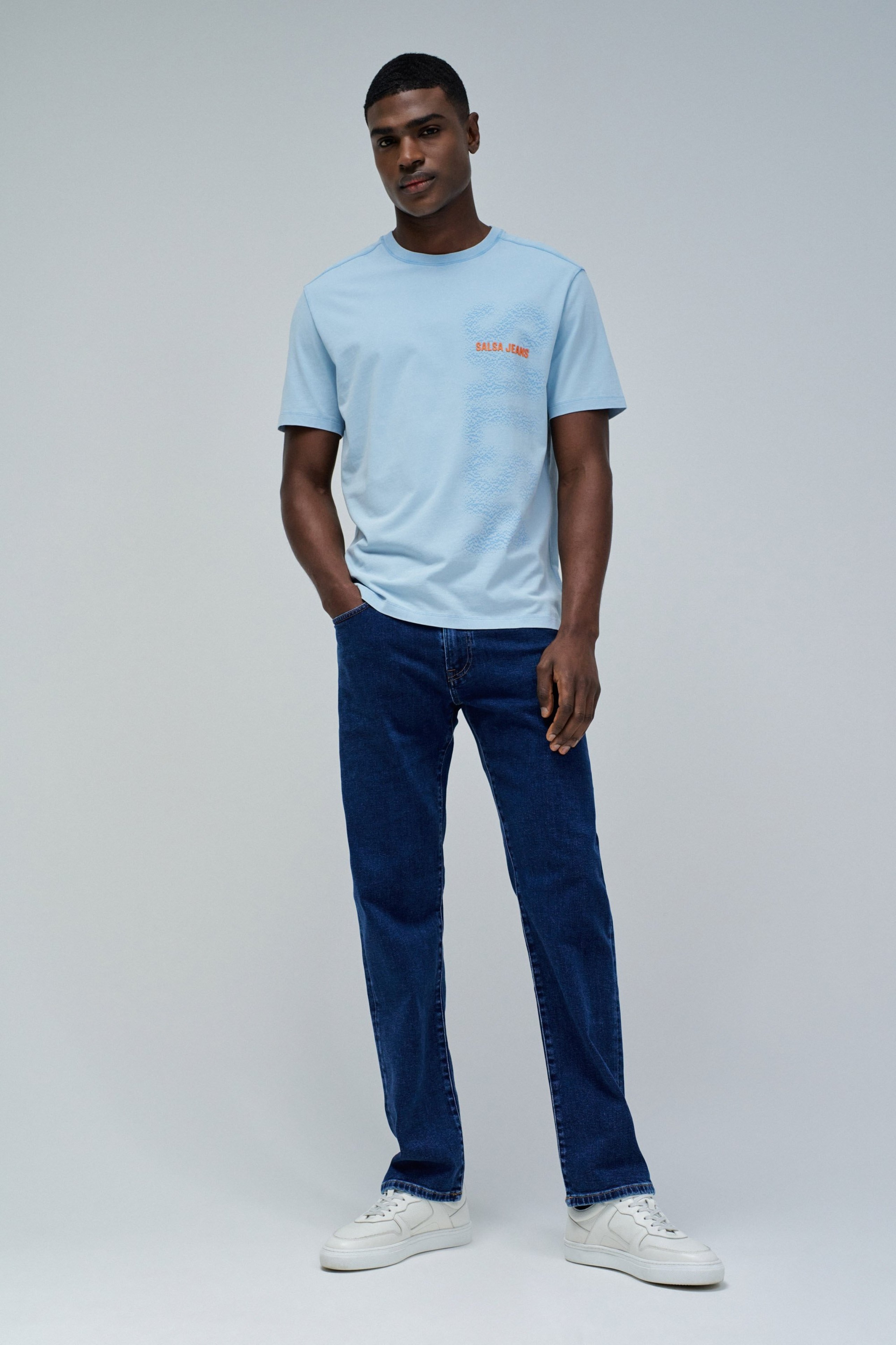 T-SHIRT MIT BRANDING