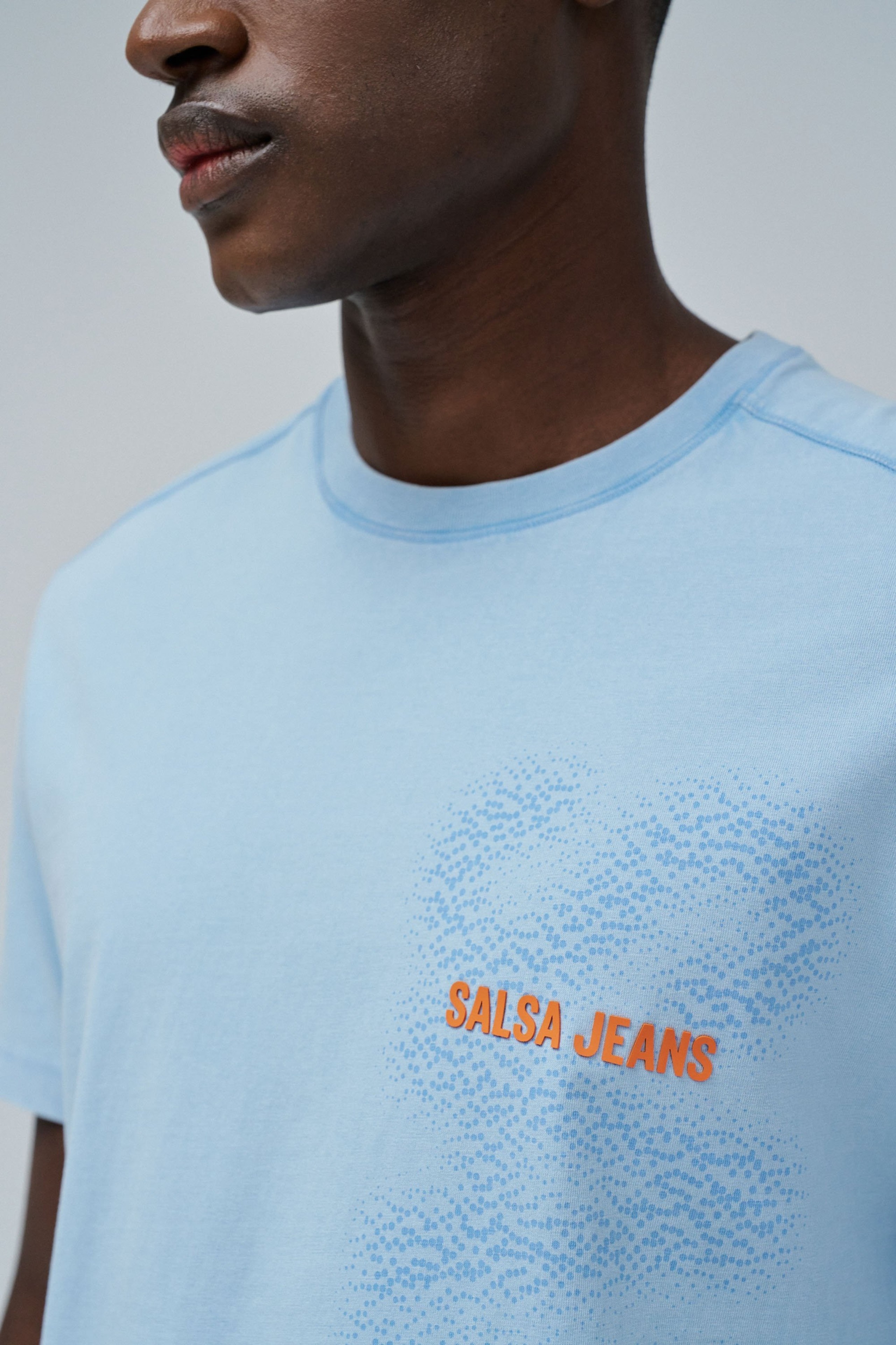 T-SHIRT MIT BRANDING