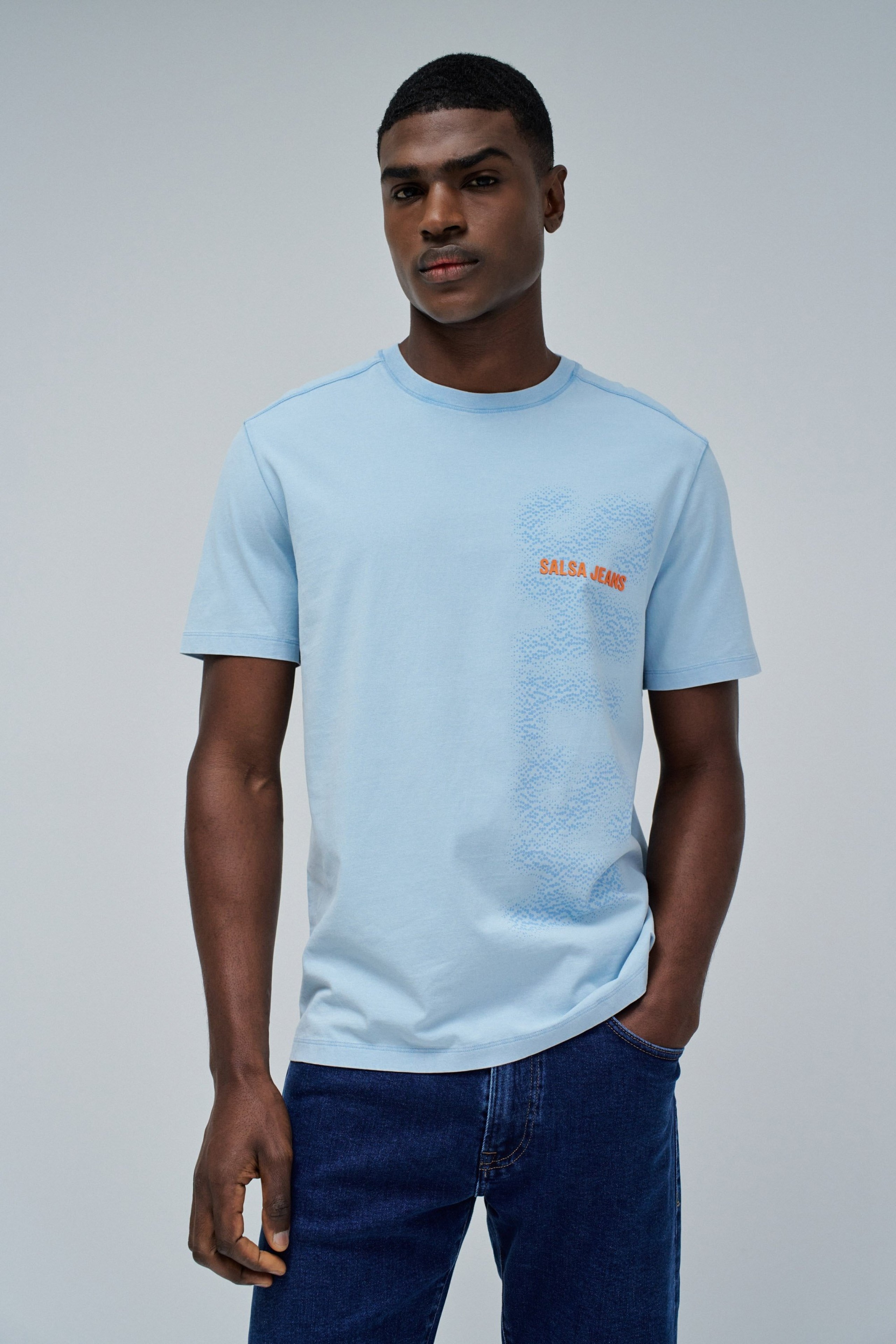 T-SHIRT MIT BRANDING