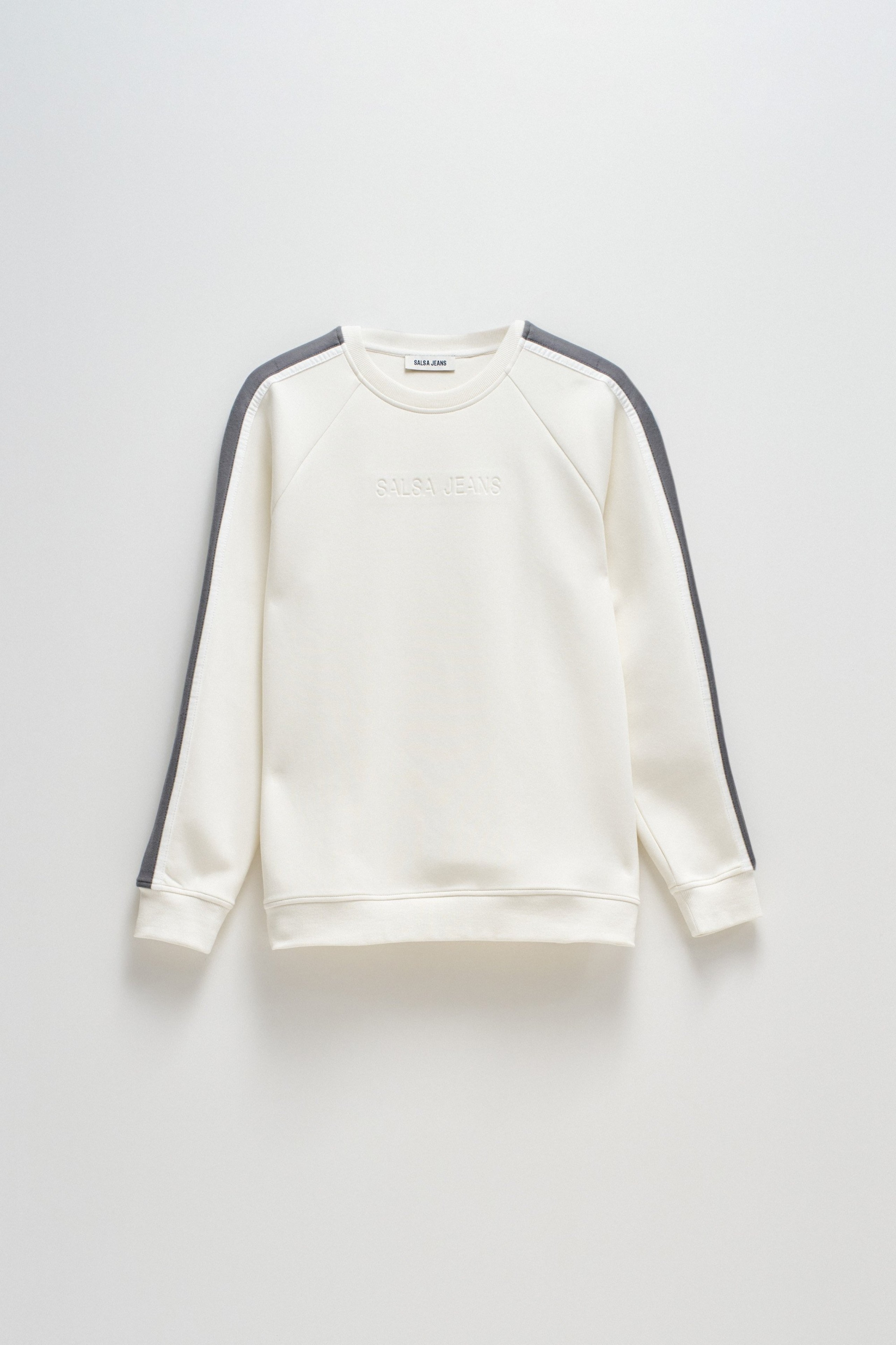 SUDADERA CON RAYAS EN LAS MANGAS