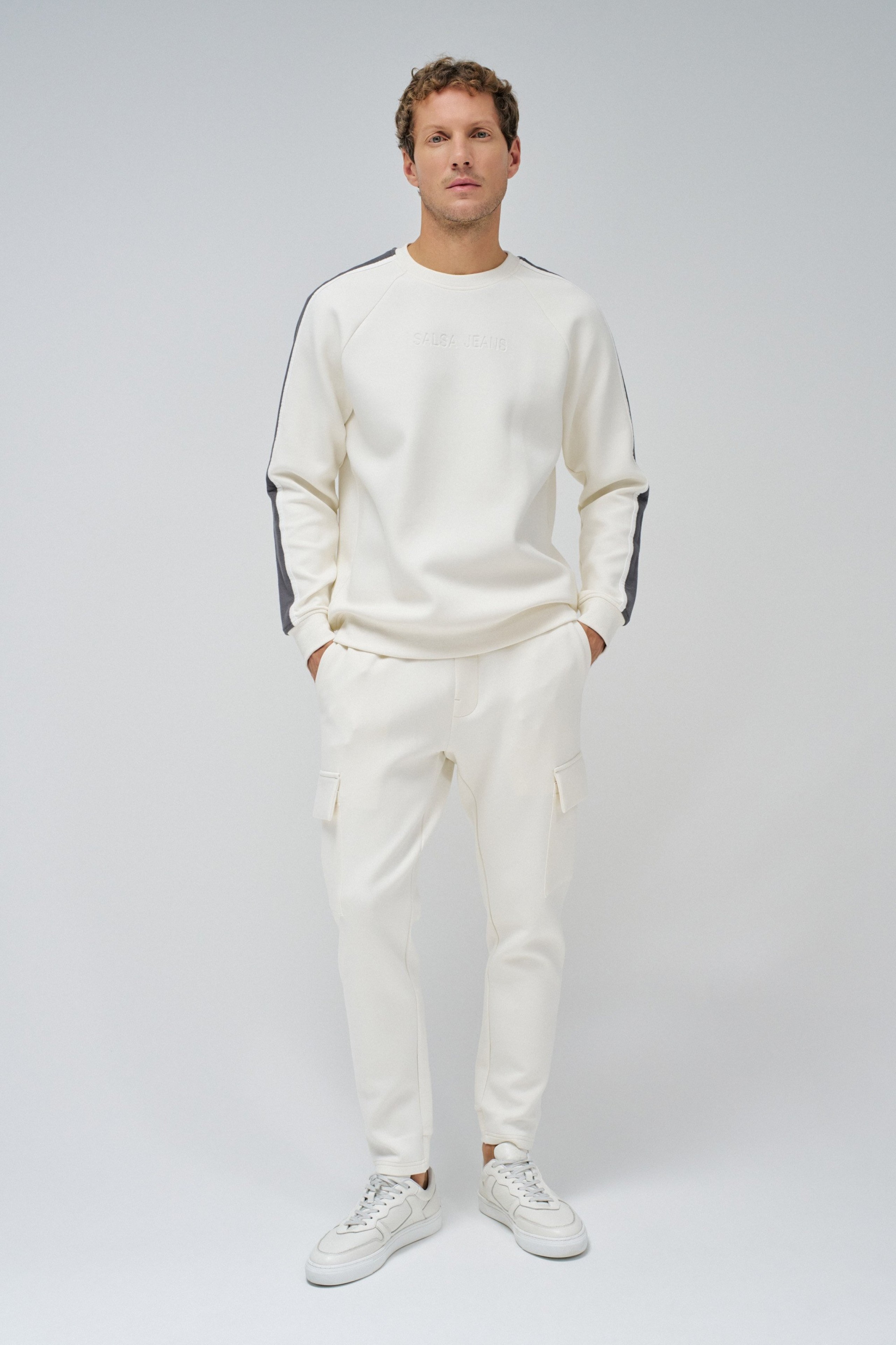 SUDADERA CON RAYAS EN LAS MANGAS