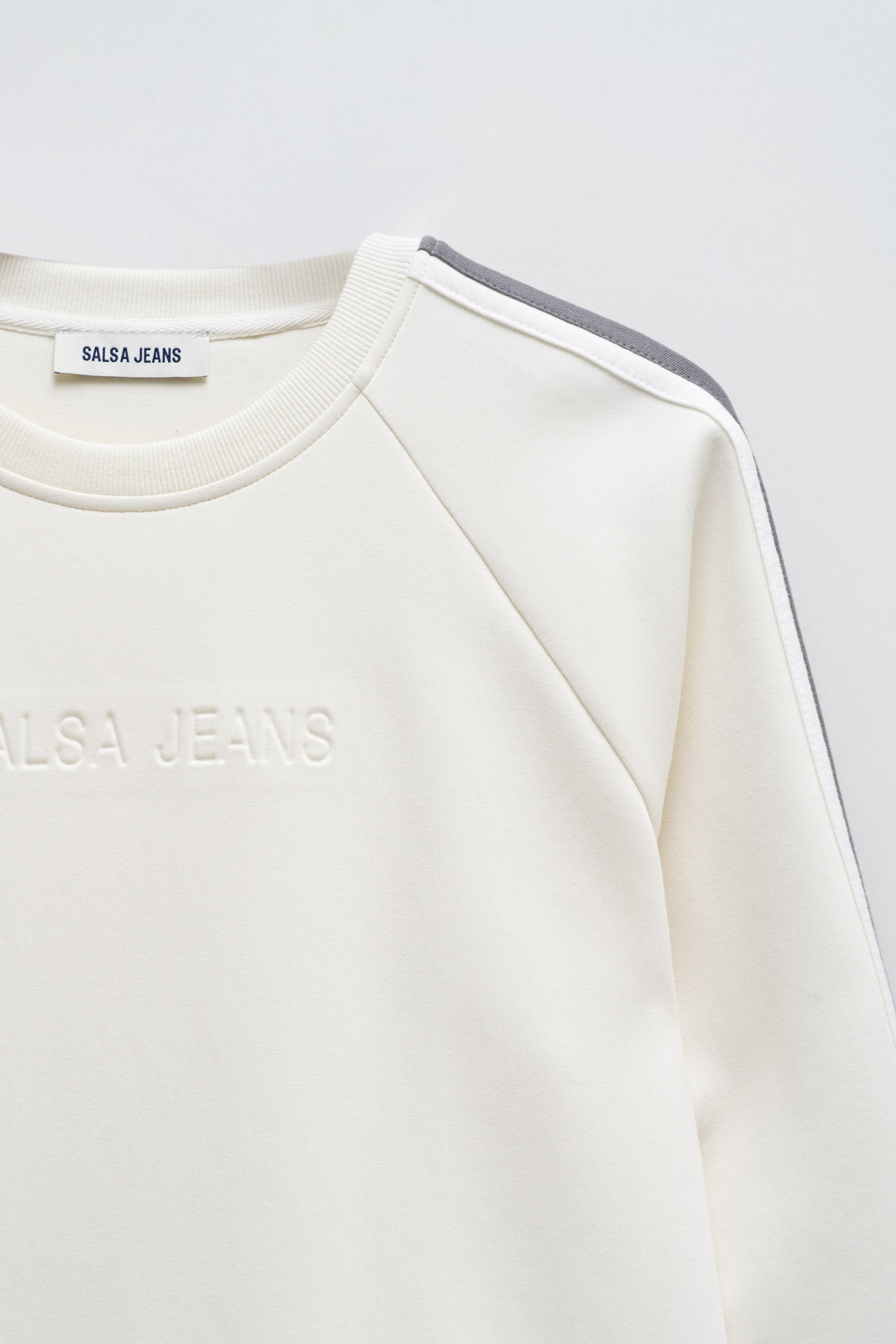 SUDADERA CON RAYAS EN LAS MANGAS