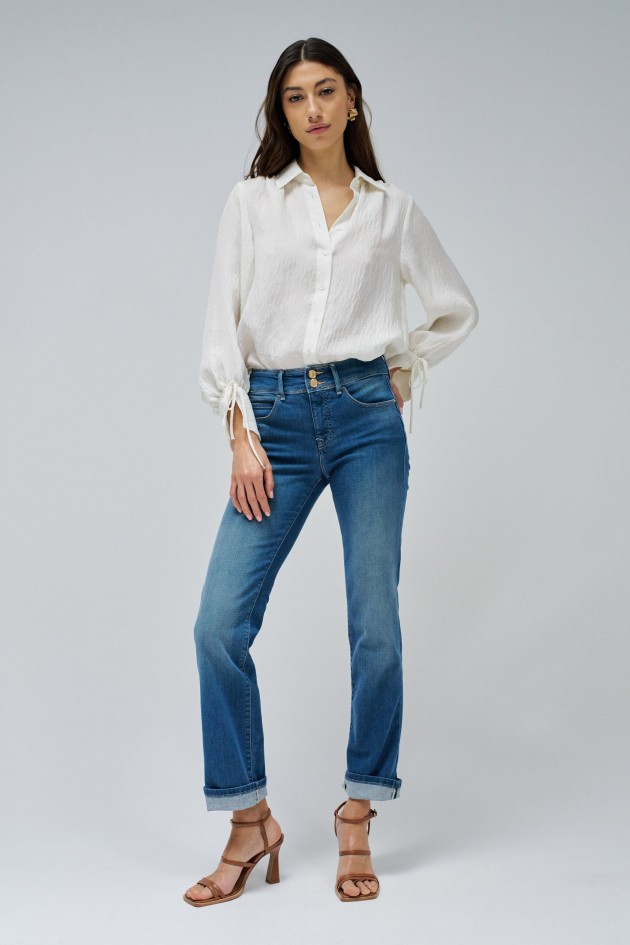 SECRET PUSH IN STRAIGHT JEANS
