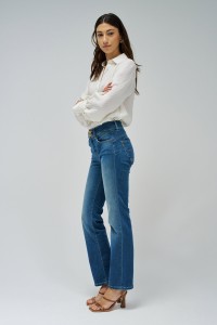 SECRET PUSH IN STRAIGHT JEANS