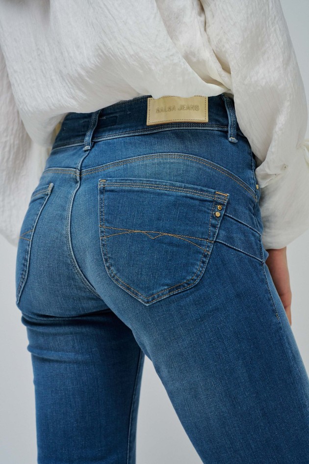 SECRET PUSH IN STRAIGHT JEANS