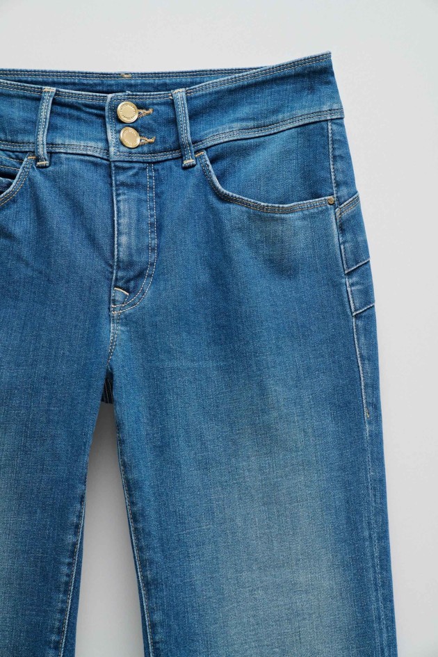 SECRET PUSH IN STRAIGHT JEANS