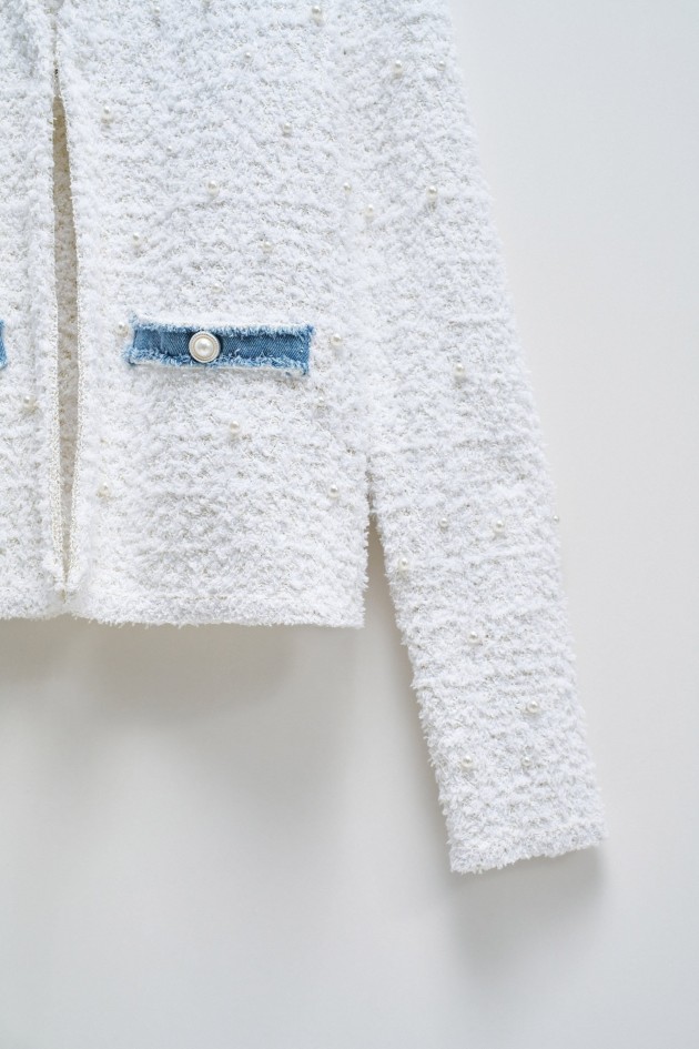 STRICKJACKE MIT PERLEN UND GLITZER