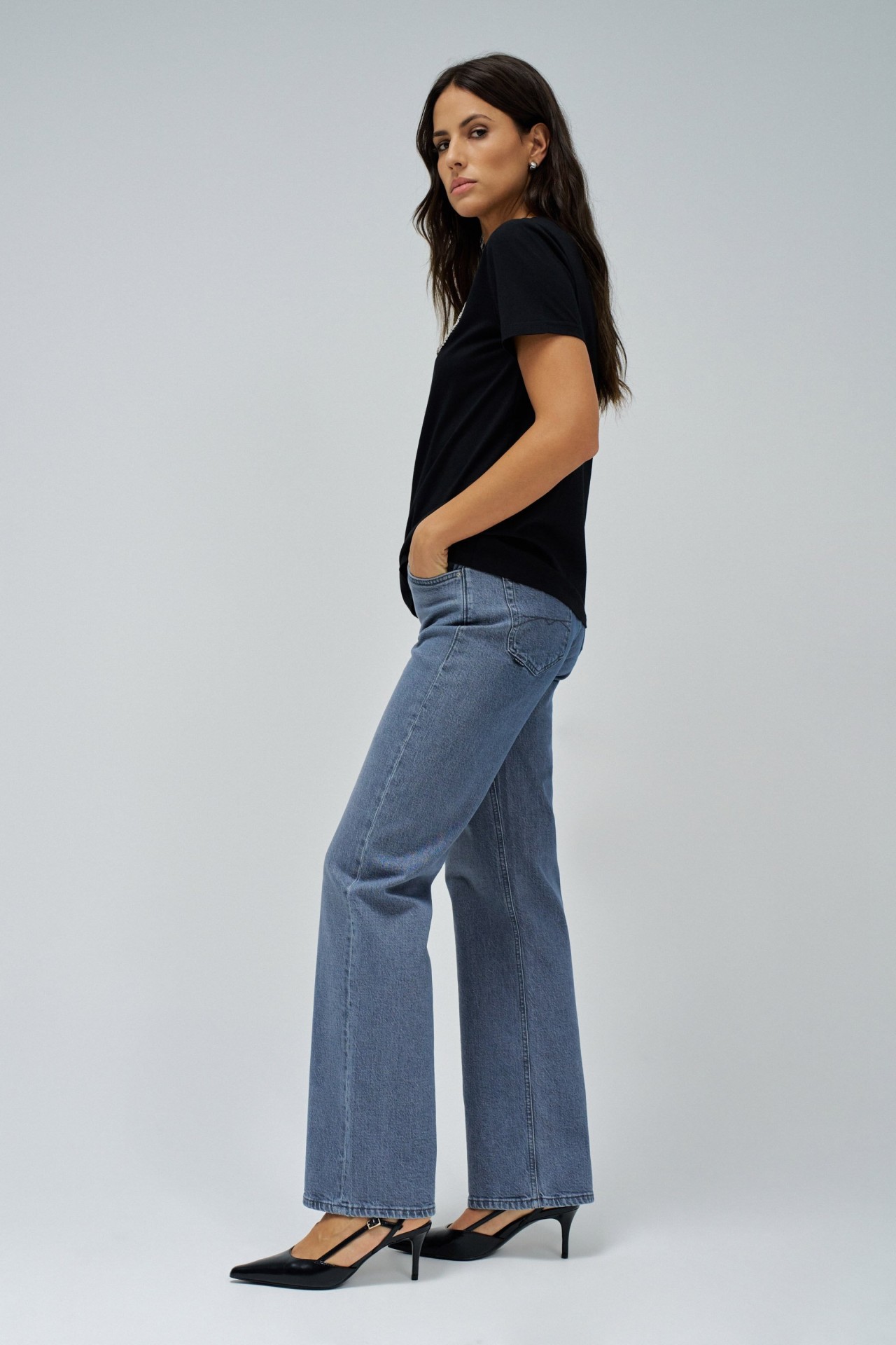 T-SHIRT MIT BLUMENAUSSCHNITT