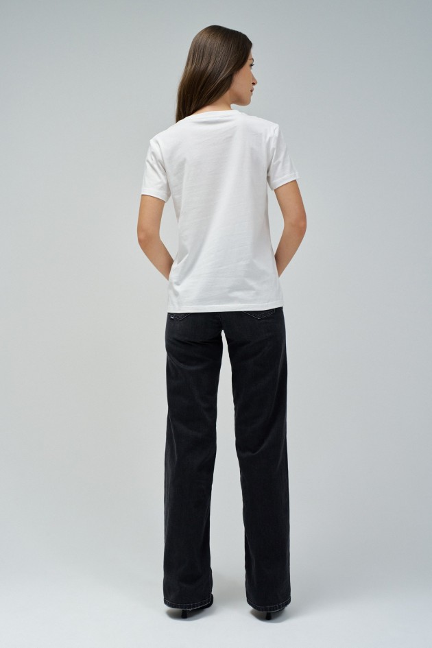 T-SHIRT MIT BLUMENAUSCHNITT