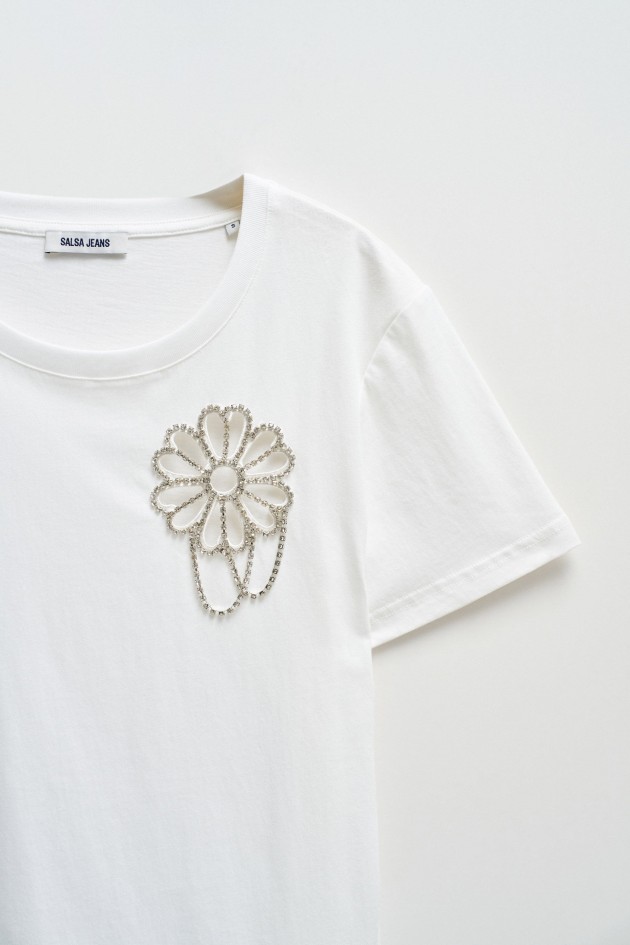 T-SHIRT MIT BLUMENAUSCHNITT