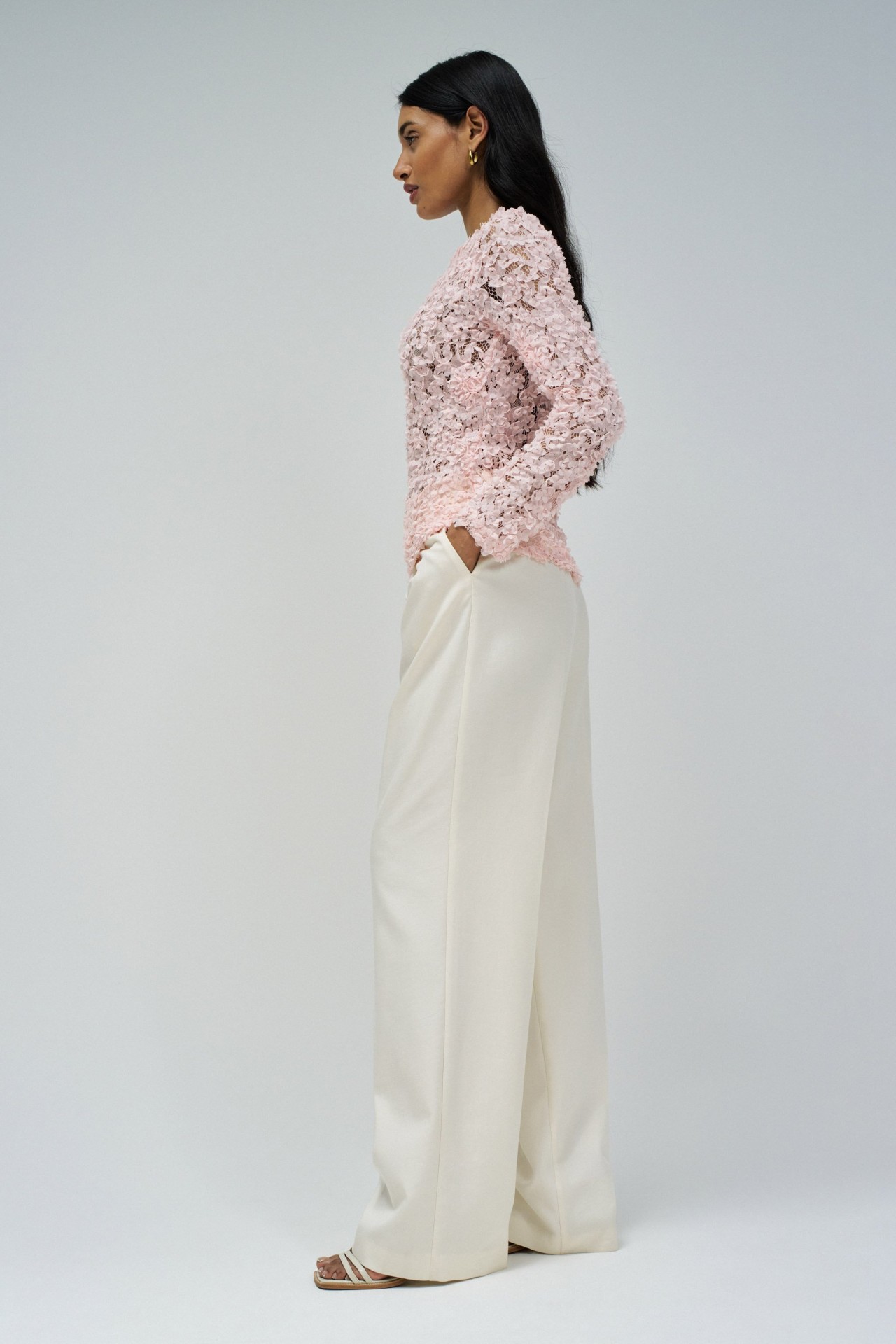 TEXTURIERTER PULLOVER MIT BLUMEN