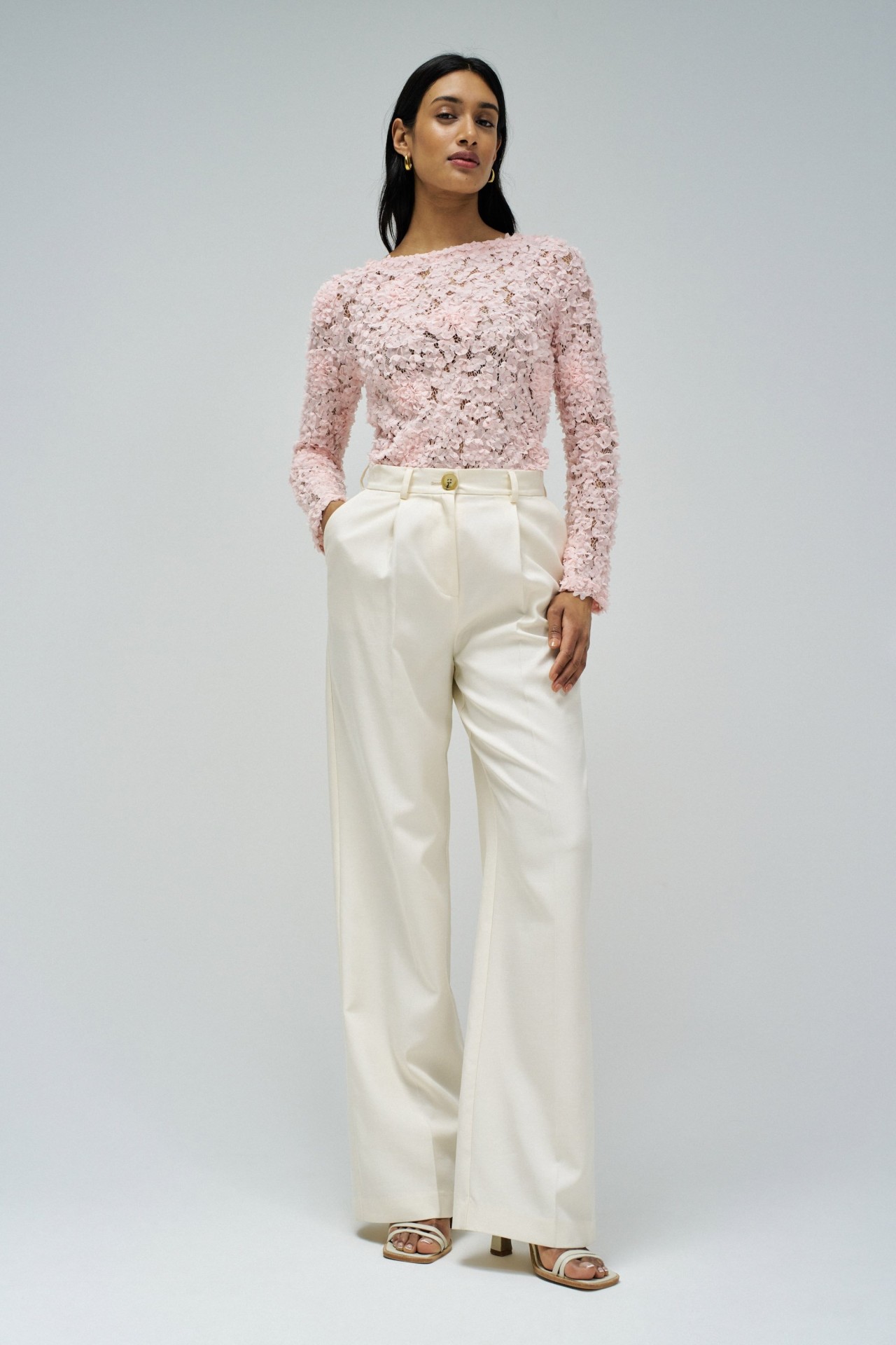 TEXTURIERTER PULLOVER MIT BLUMEN