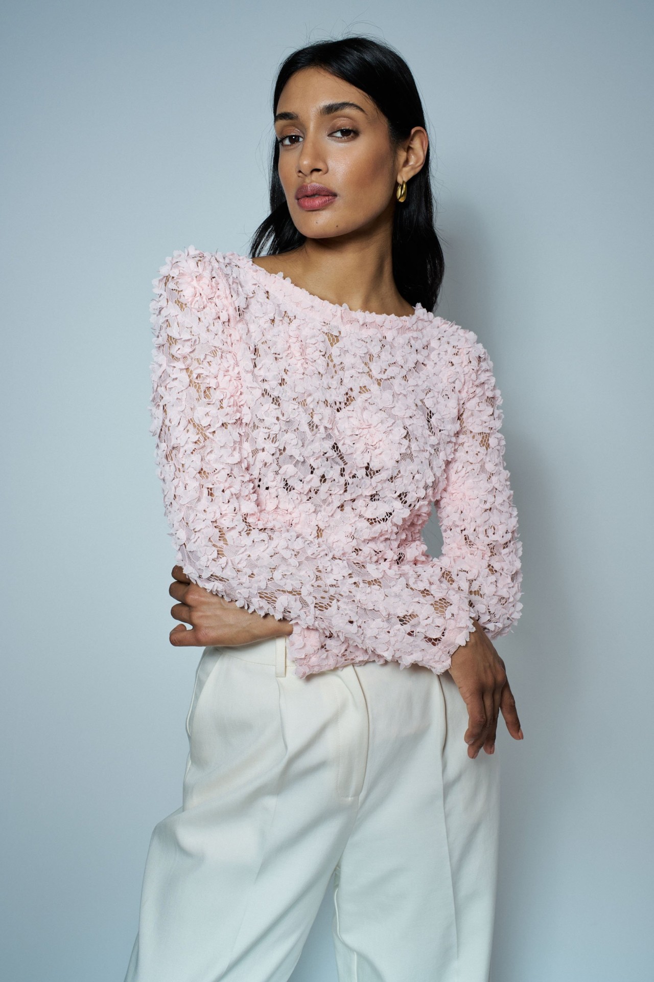 TEXTURIERTER PULLOVER MIT BLUMEN