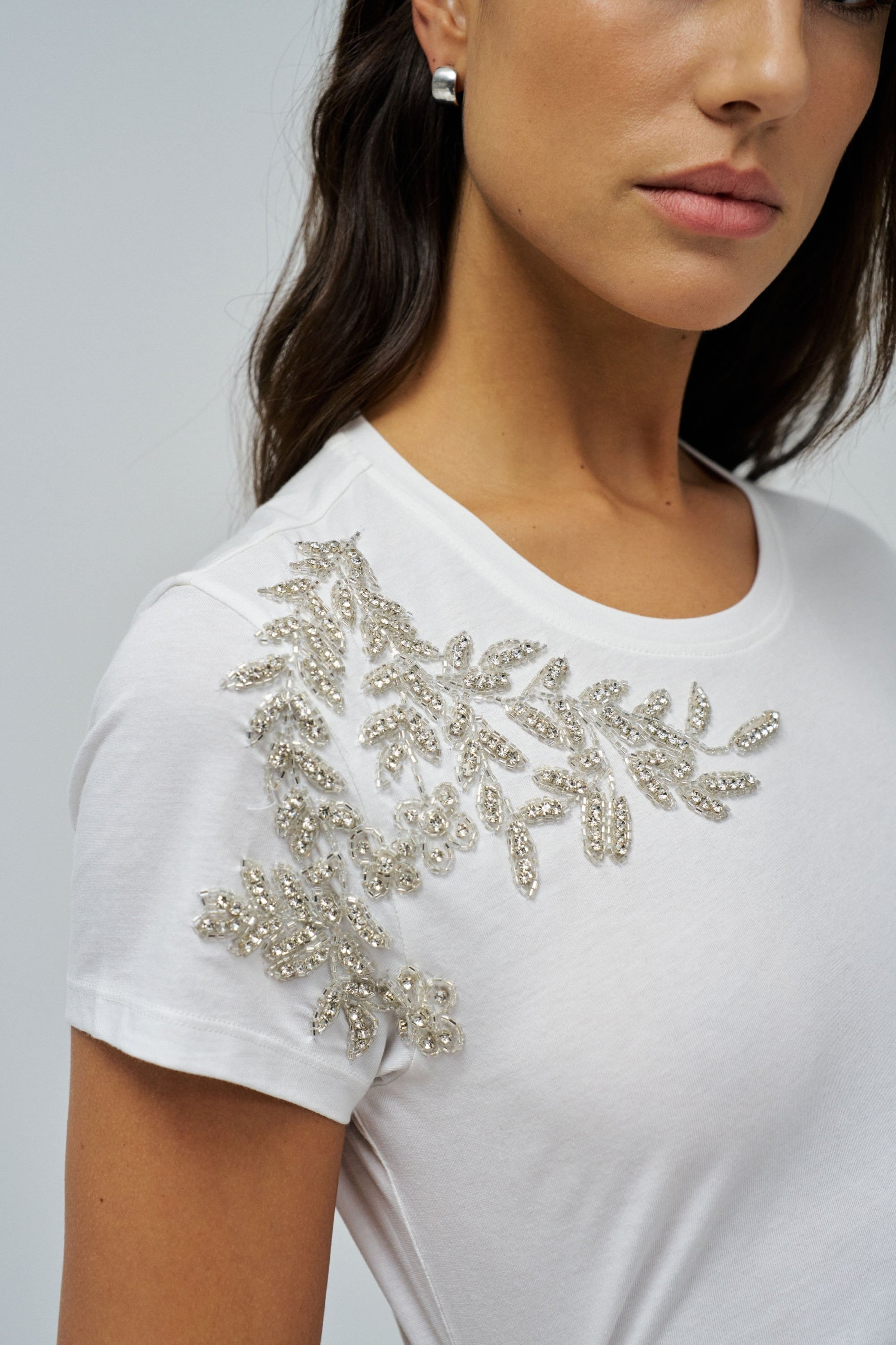 T-SHIRT MIT GLÄNZENDEN APPLIKATIONEN