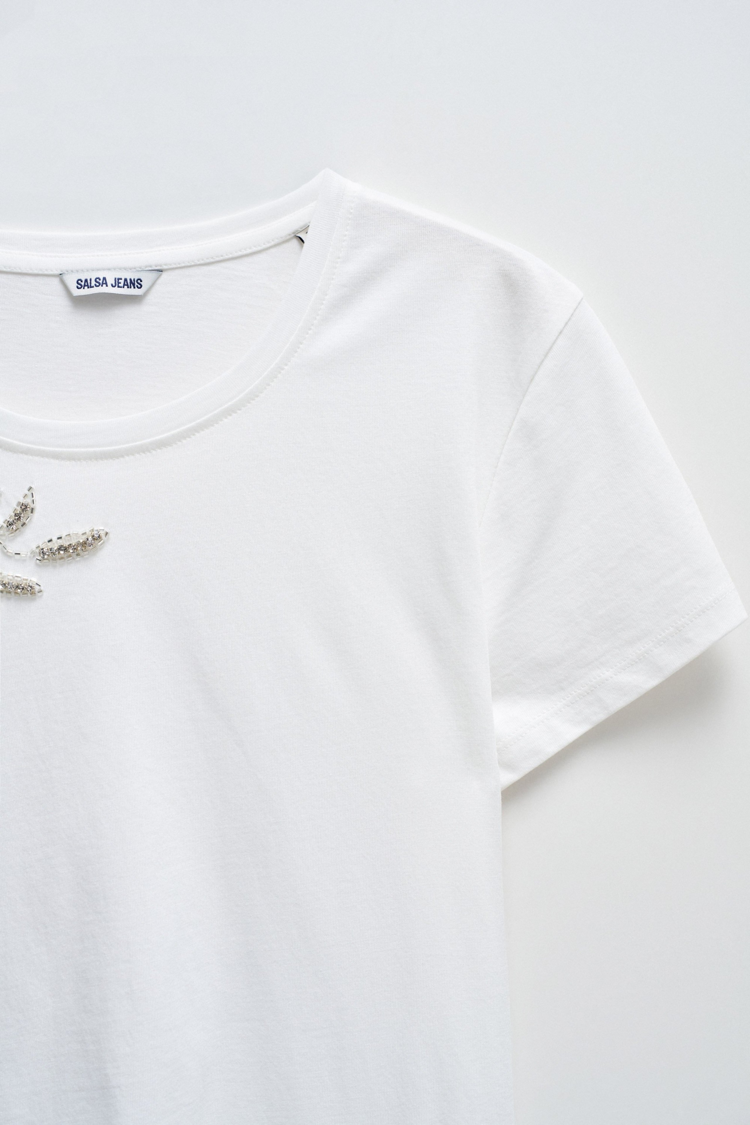 T-SHIRT MIT GLÄNZENDEN APPLIKATIONEN