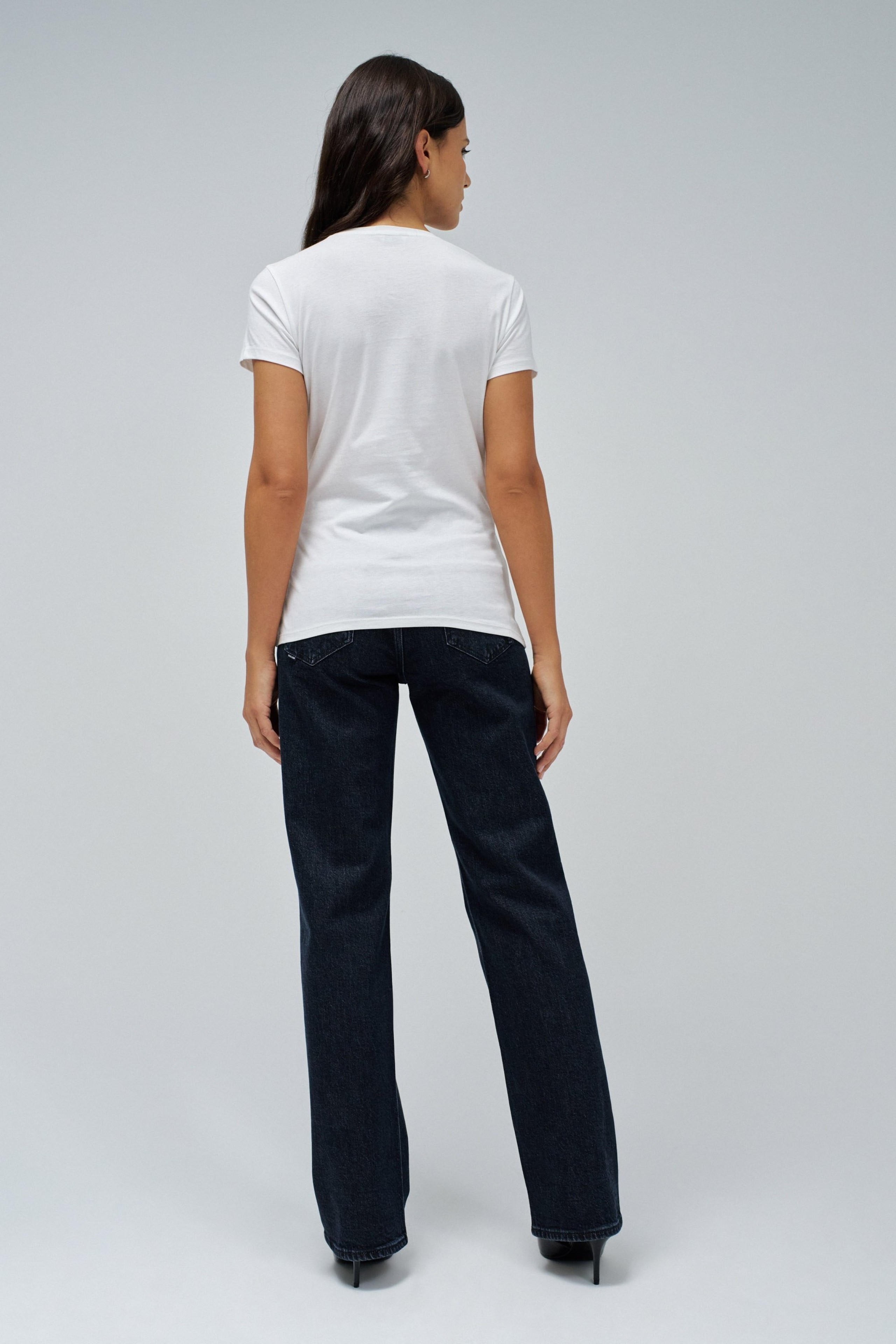 T-SHIRT MIT GLÄNZENDEN APPLIKATIONEN