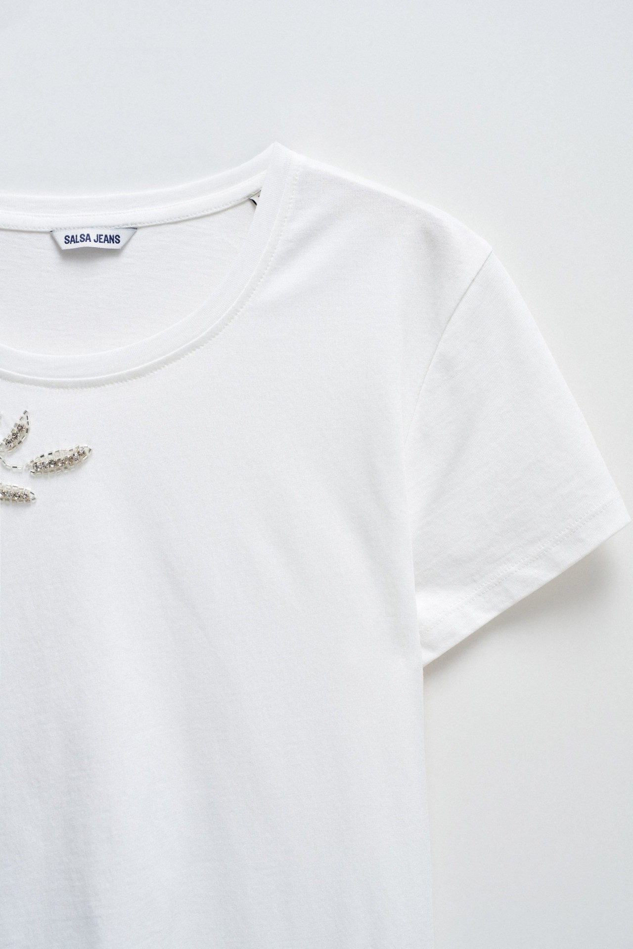 CAMISETA CON APLICACIONES BRILLANTES