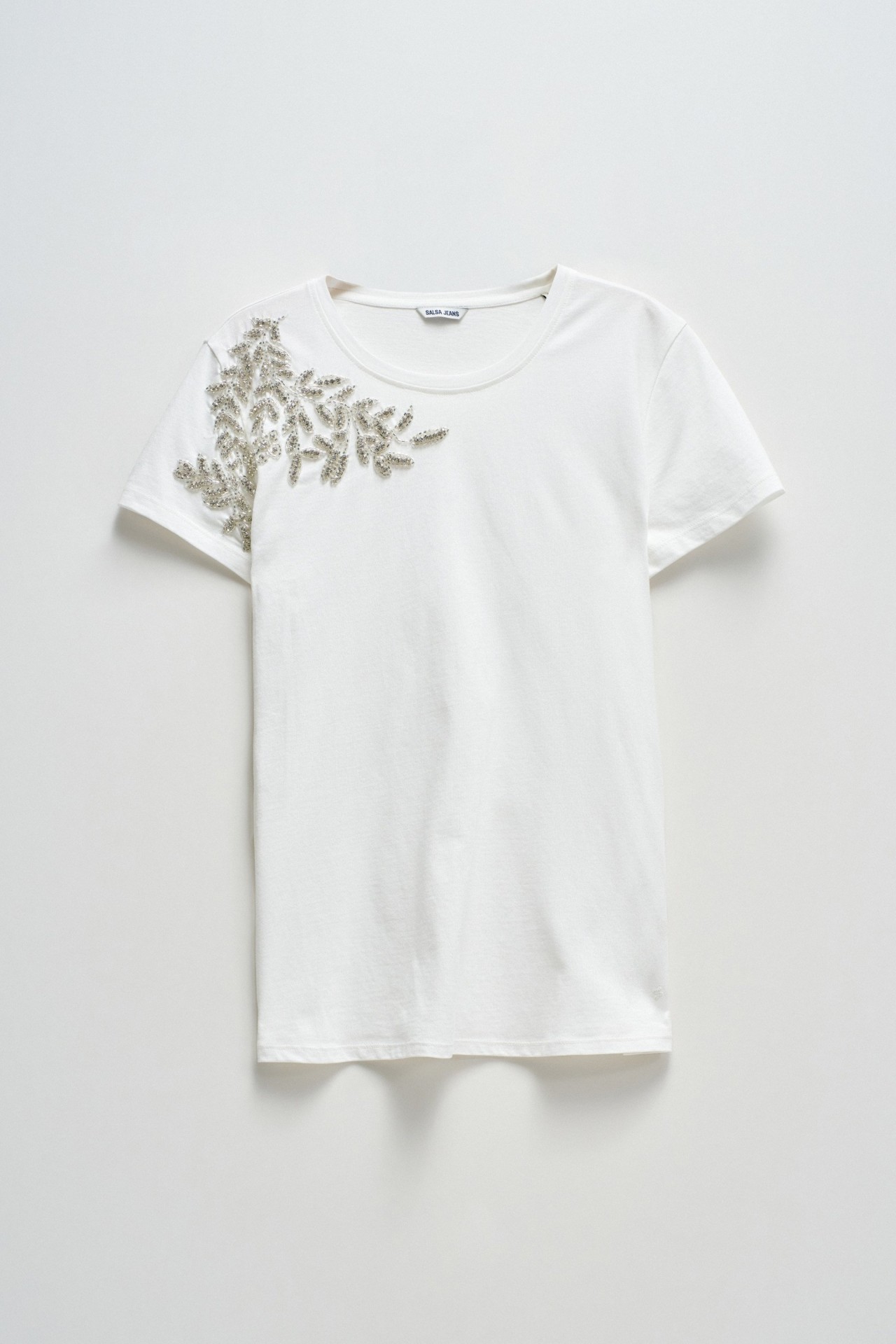 CAMISETA CON APLICACIONES BRILLANTES